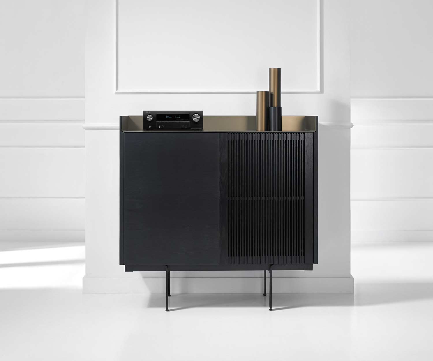Credenza hi-fi di design moderno in legno di Stoccolma con ricevitore in alto Credenza hi-fi di design moderno in legno di Stoccolma con ricevitore in alto