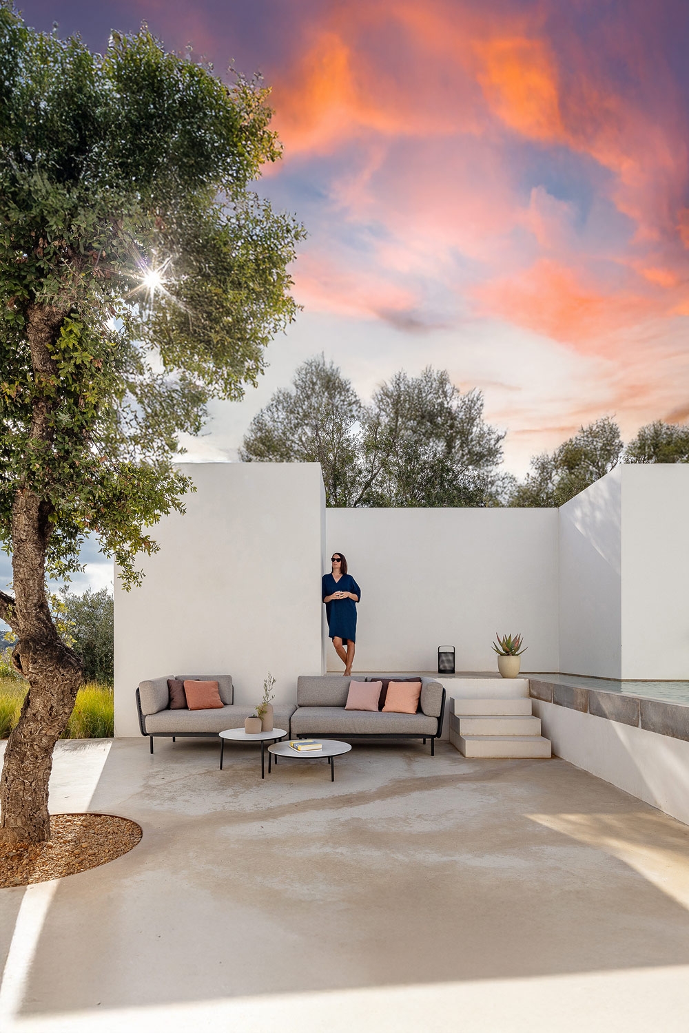 terrazza con divani e tavolini minimalisti