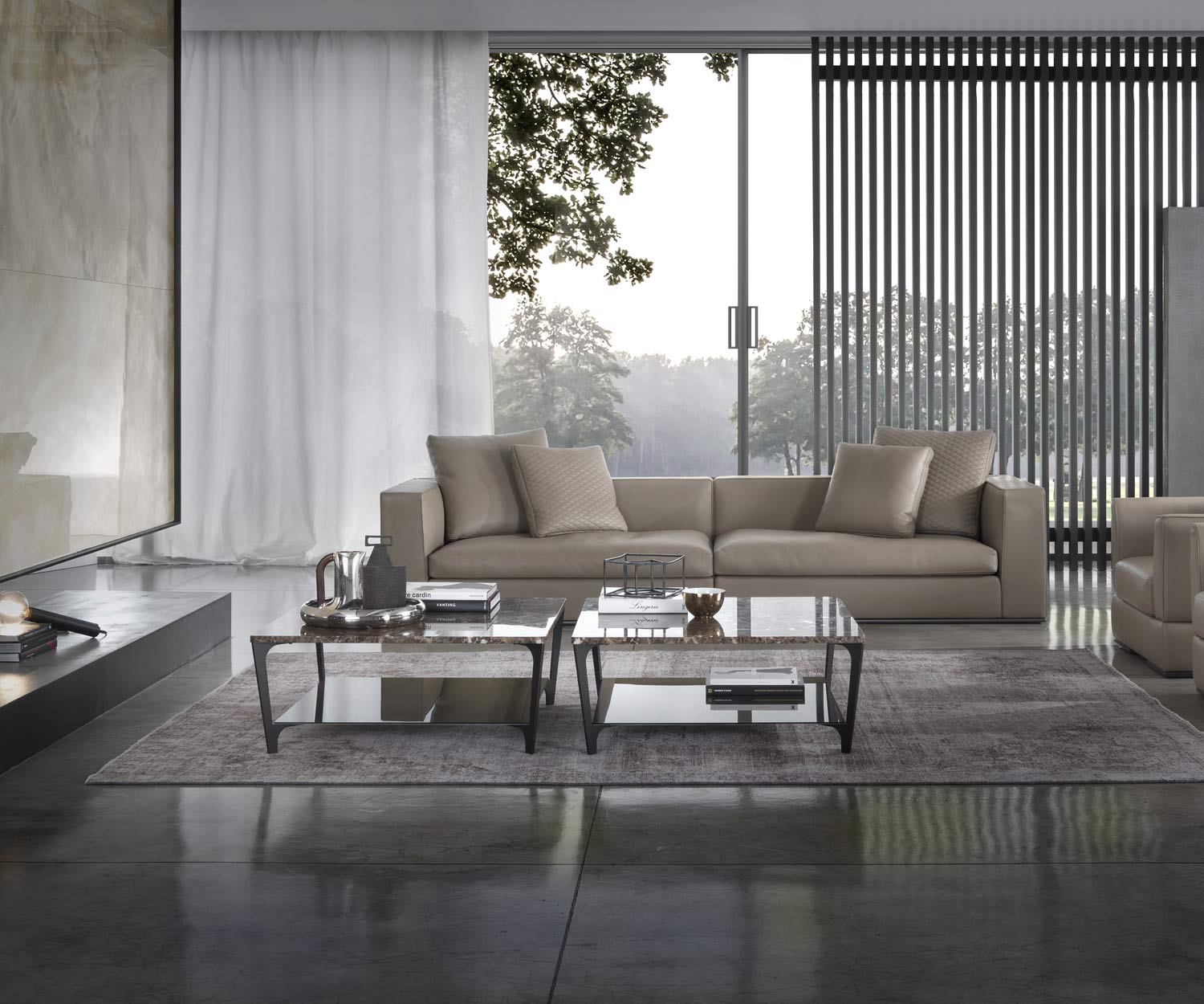 Tavolino moderno di design Marelli Tab con divano in soggiorno