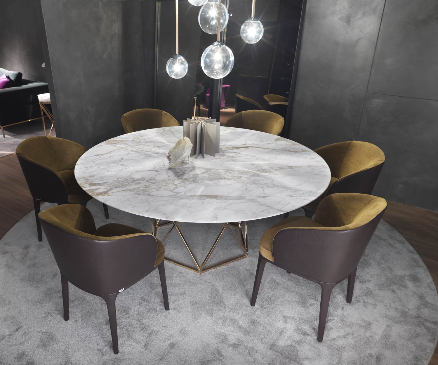Tavolo da pranzo nobile di design Marelli Tatlin in marmo bianco come gruppo con sedie Tavolo da pranzo nobile di design Marelli Tatlin in marmo bianco come gruppo con sedie
