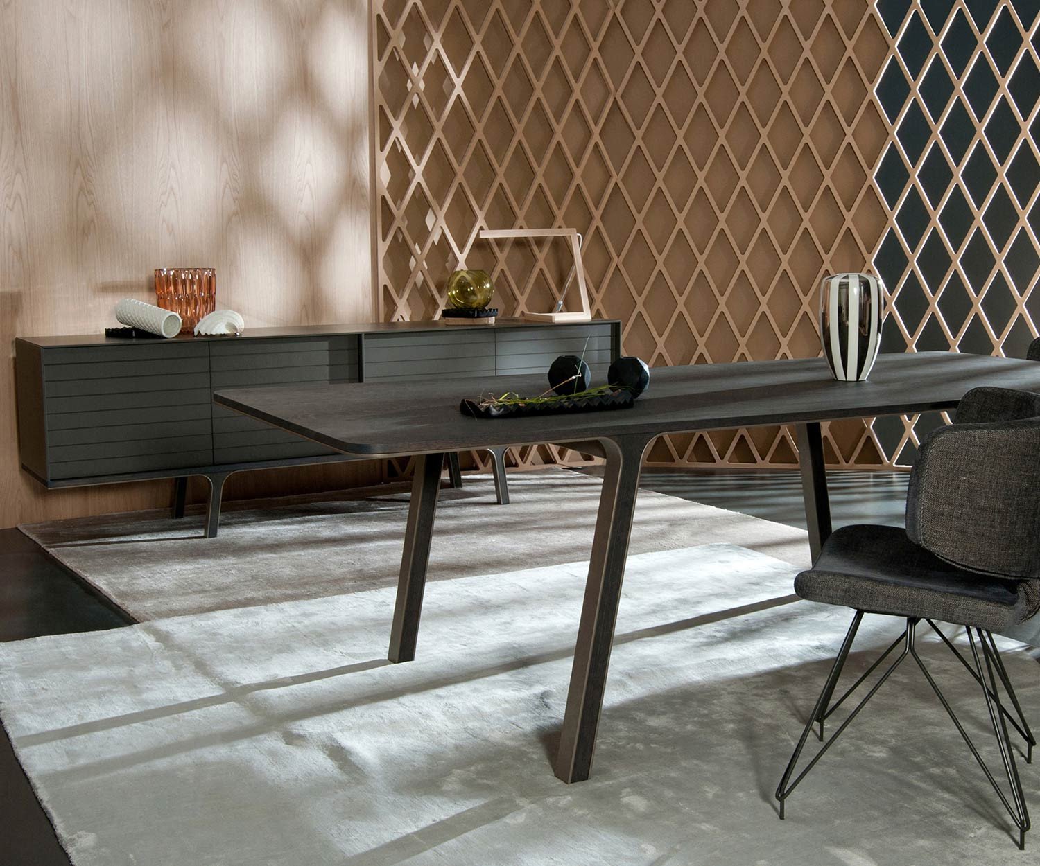 al2 La credenza di design Mobius 002 allestita in sala da pranzo al2 La credenza di design Mobius 002 allestita in sala da pranzo