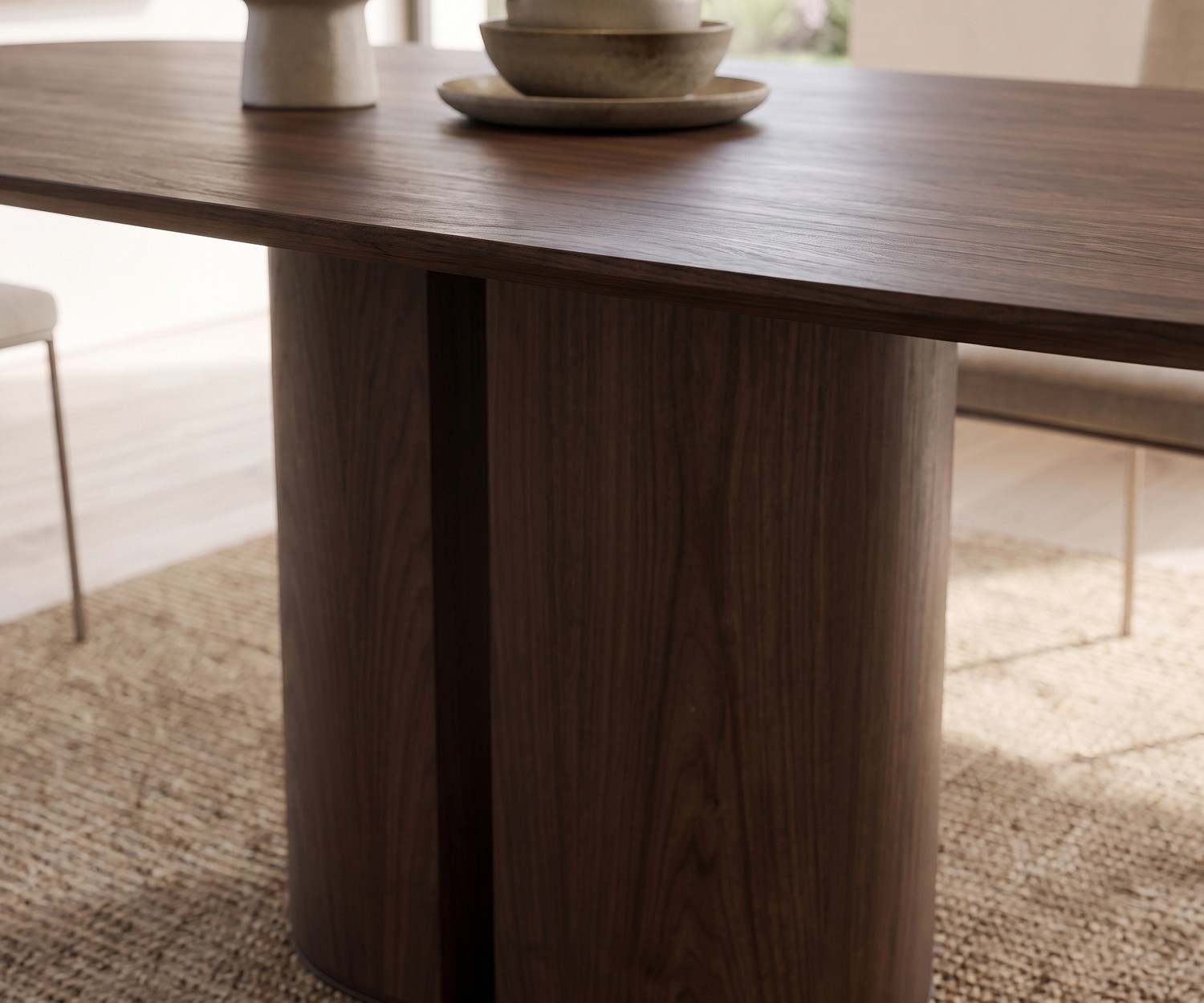 Tavolo da pranzo di design al2 el-it c 001 in impiallacciatura di legno scuro con base cilindrica e stoviglie.