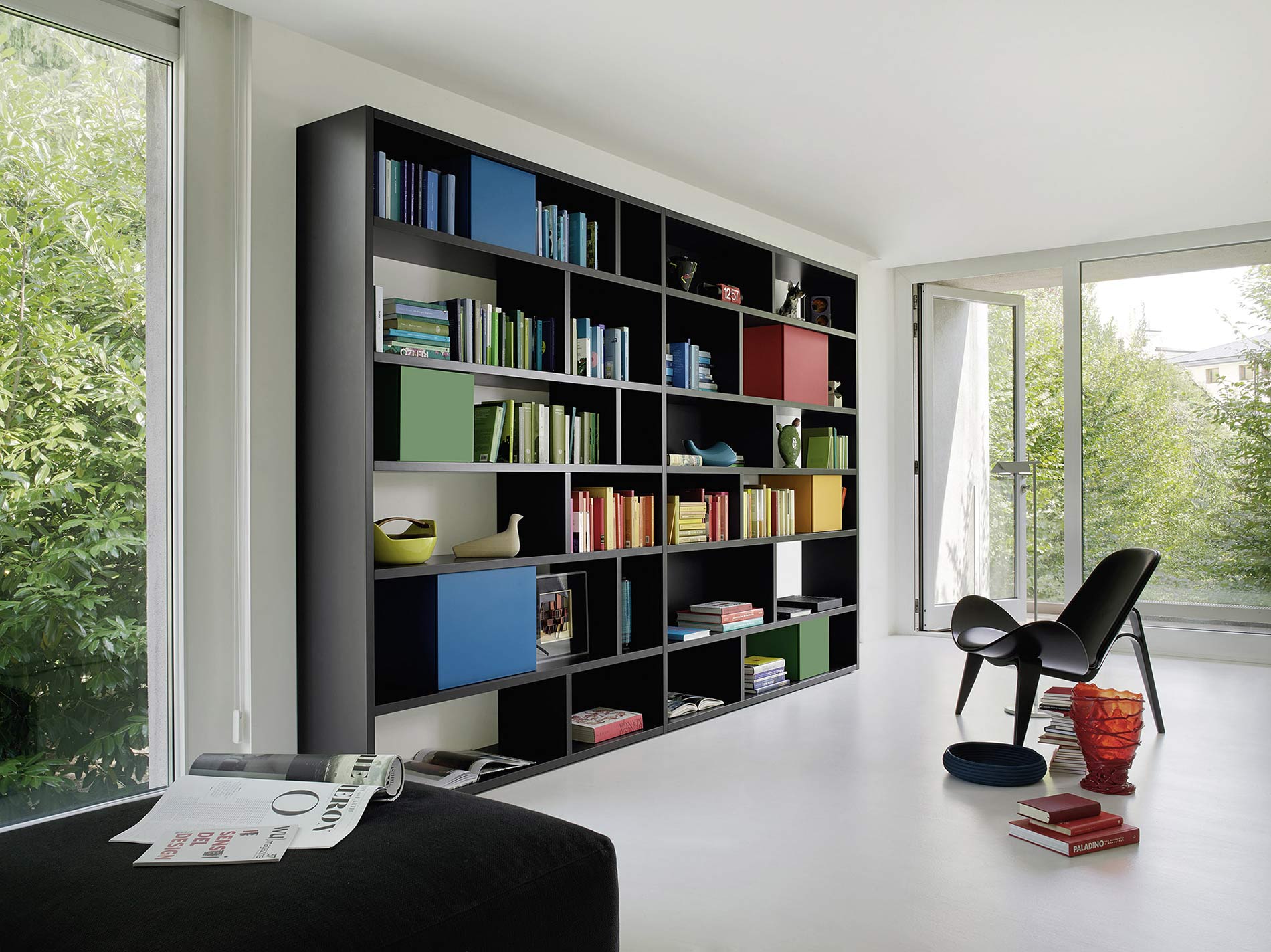 Libreria nera con scatole