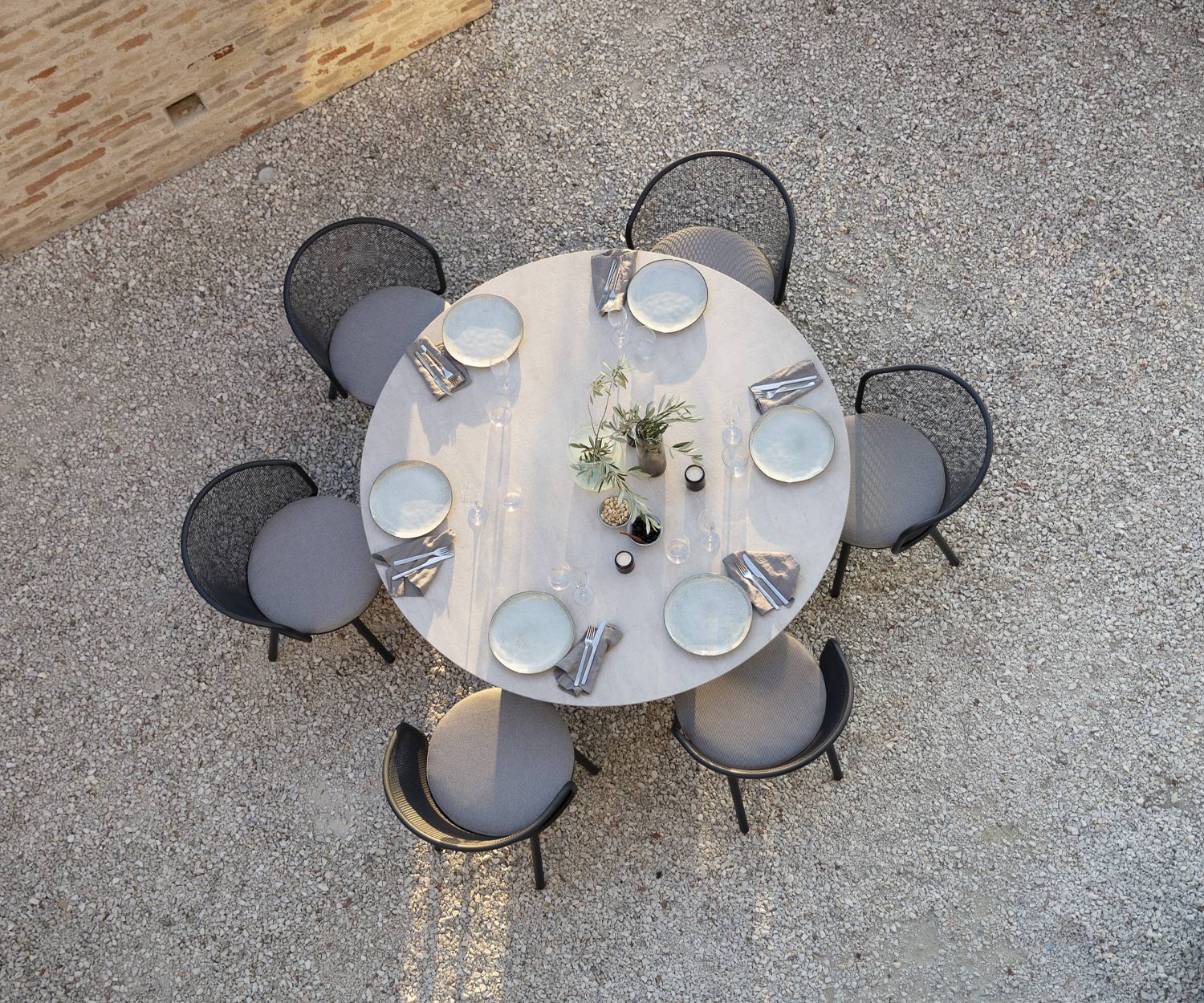 Esclusivo tavolo da pranzo rotondo Todus Branta Design a bordo piscina sulla terrazza Esclusivo tavolo da pranzo rotondo Todus Branta Design a bordo piscina sulla terrazza