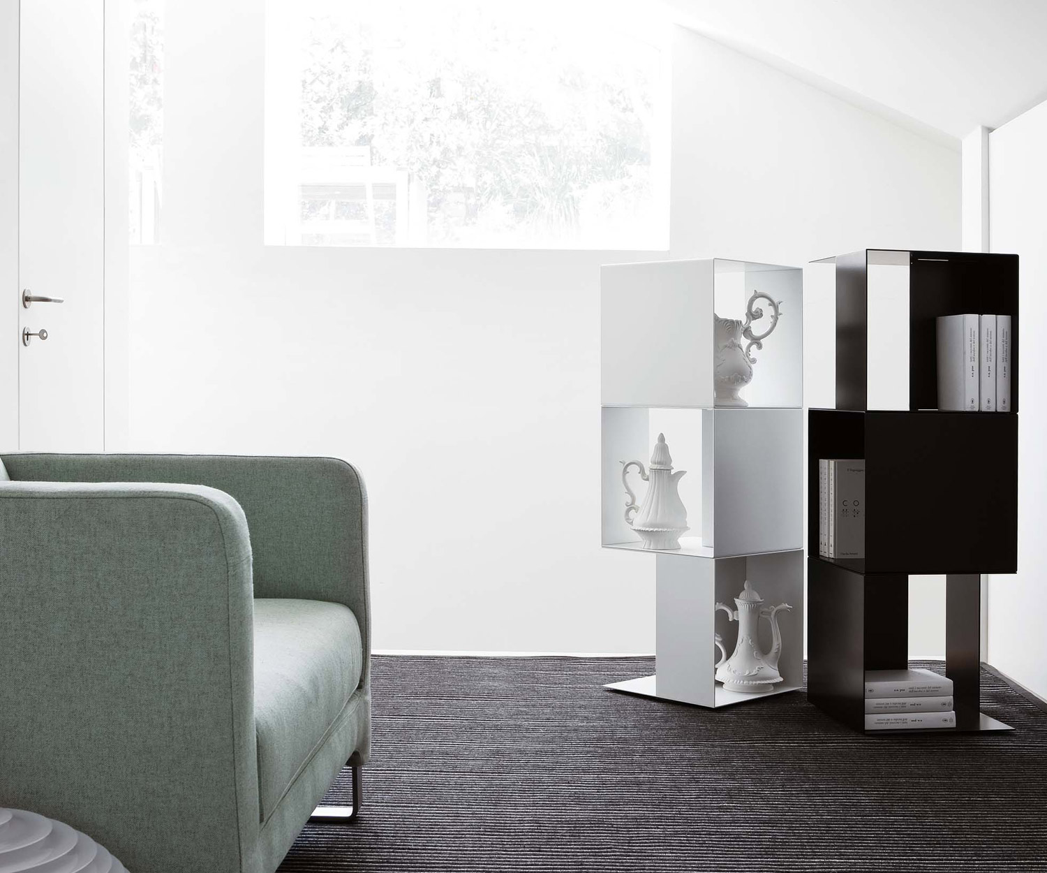 Novamobili Scaffalatura Freebook bianca e nera in showroom Novamobili Scaffalatura Freebook bianca e nera in showroom