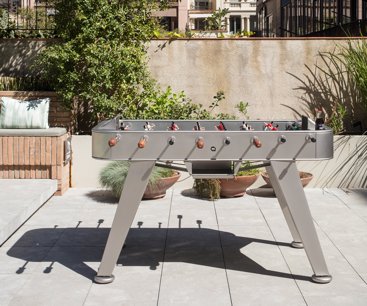 Biliardino argentato RS Barcelona sulla terrazza Biliardino argentato RS Barcelona sulla terrazza