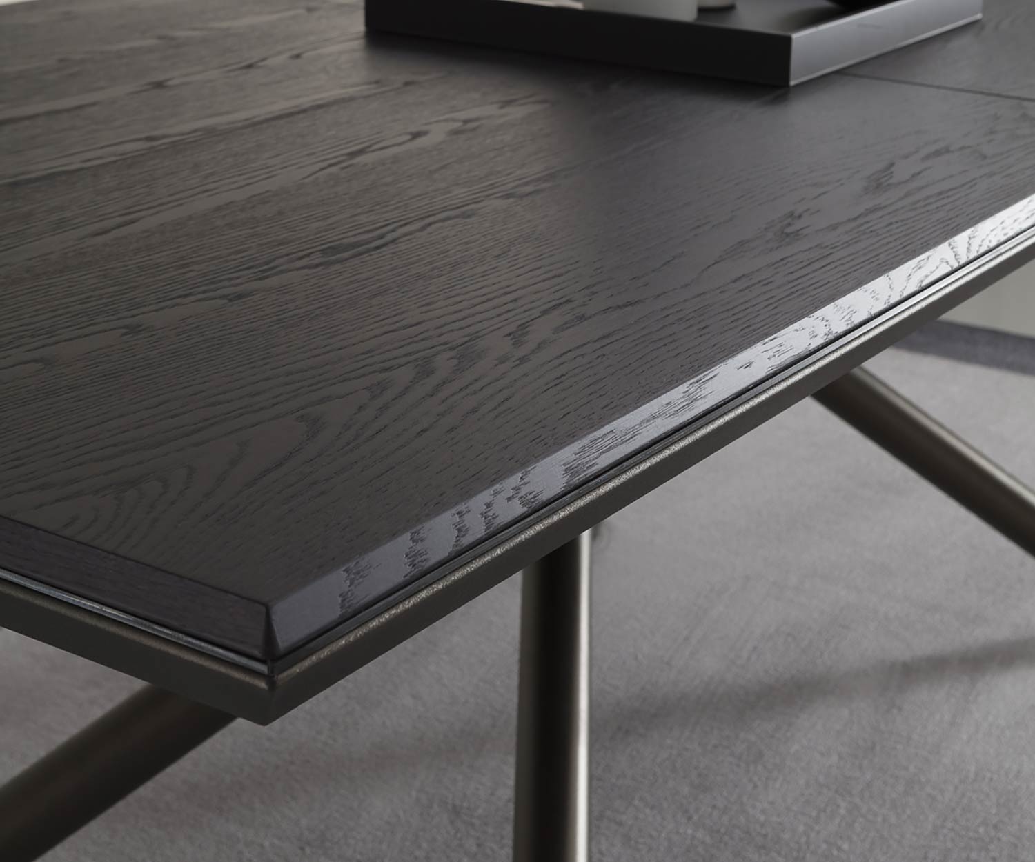 Tavolo da pranzo di design con dettaglio del bordo rifinito con impiallacciatura in rovere carbone nero Tavolo da pranzo di design con dettaglio del bordo rifinito con impiallacciatura in rovere carbone nero