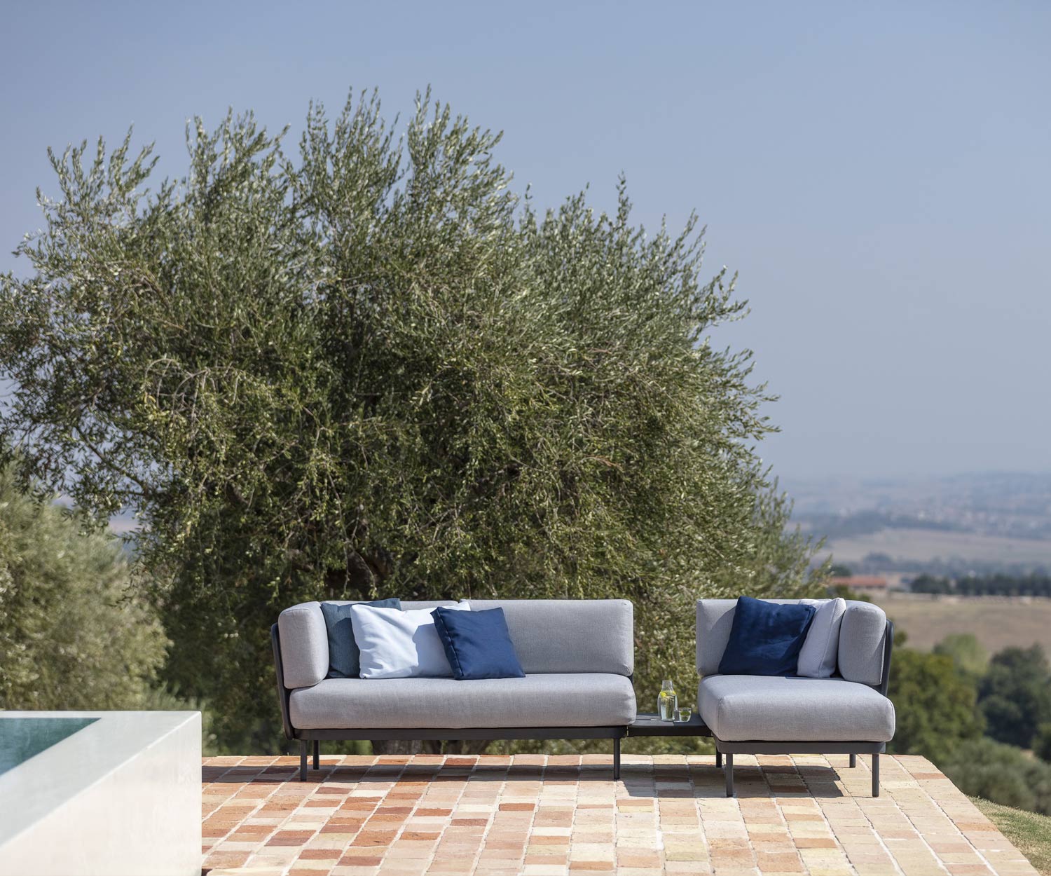 Comodo divano estivo Todus Baza sulla terrazza a bordo piscina Comodo divano estivo Todus Baza sulla terrazza a bordo piscina
