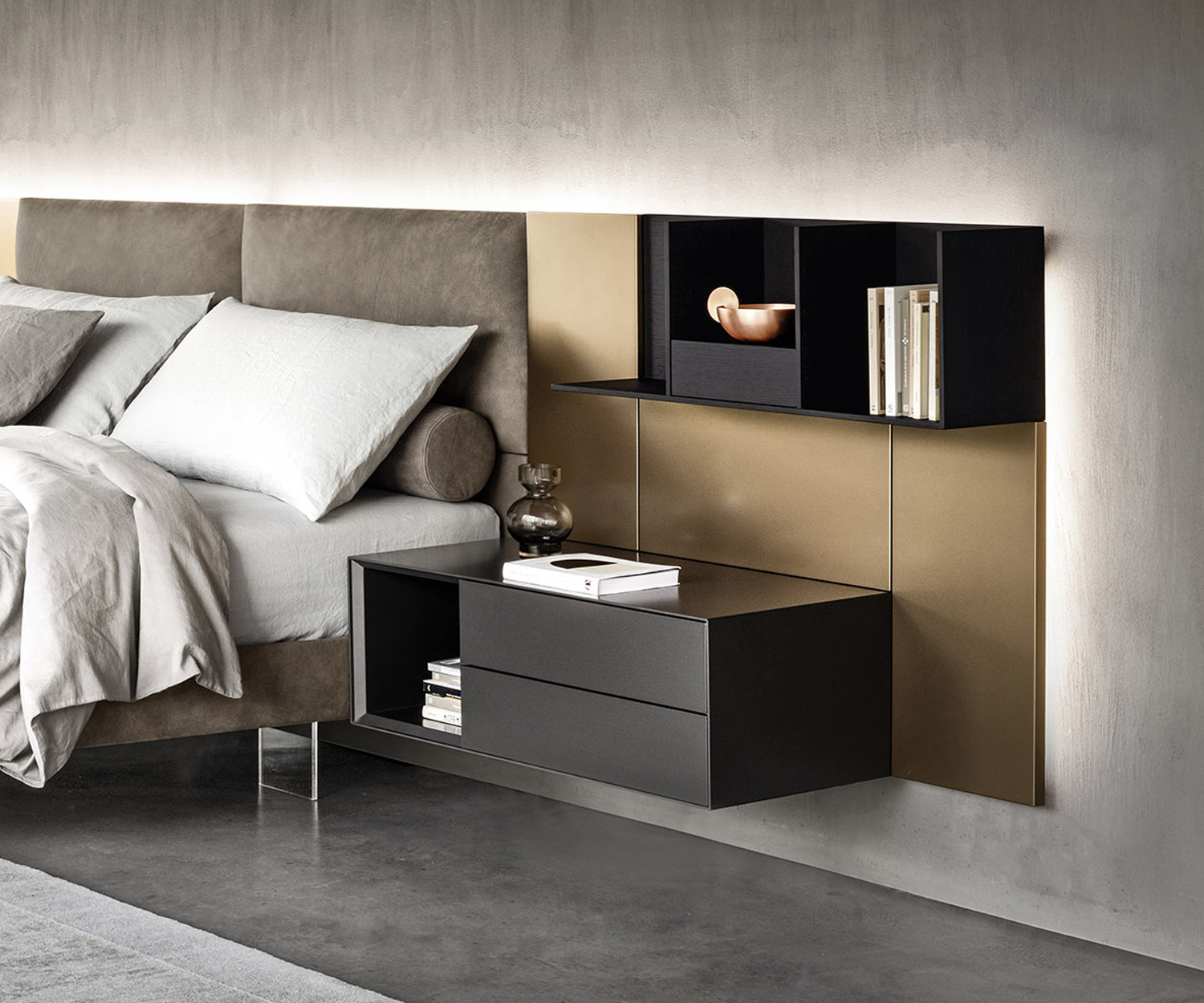 Comodino senza maniglie Ecletto aperto da Livitalia 2 cassetti appesi accanto al letto Comodino senza maniglie Ecletto aperto da Livitalia 2 cassetti appesi accanto al letto