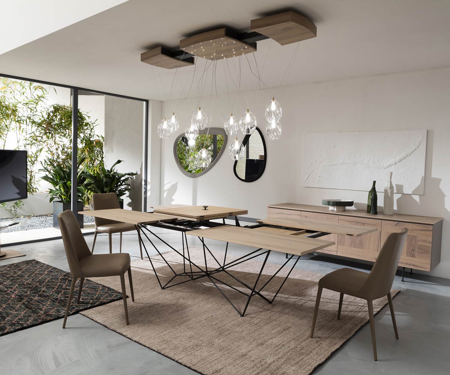 Tavolo da pranzo dal design esclusivo per la sala da pranzo con piano allungato Tavolo da pranzo dal design esclusivo per la sala da pranzo con piano allungato
