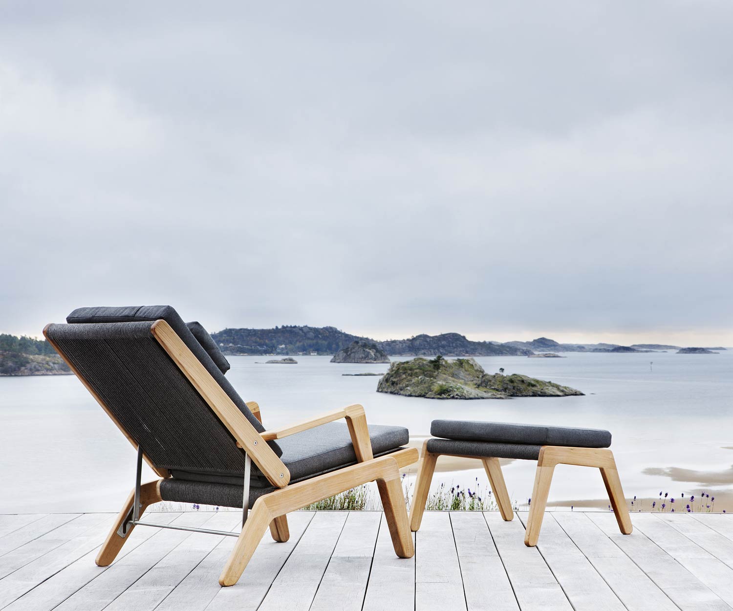 Esclusiva sedia a sdraio di design Oasiq Skagen con cuscino imbottito grigio
