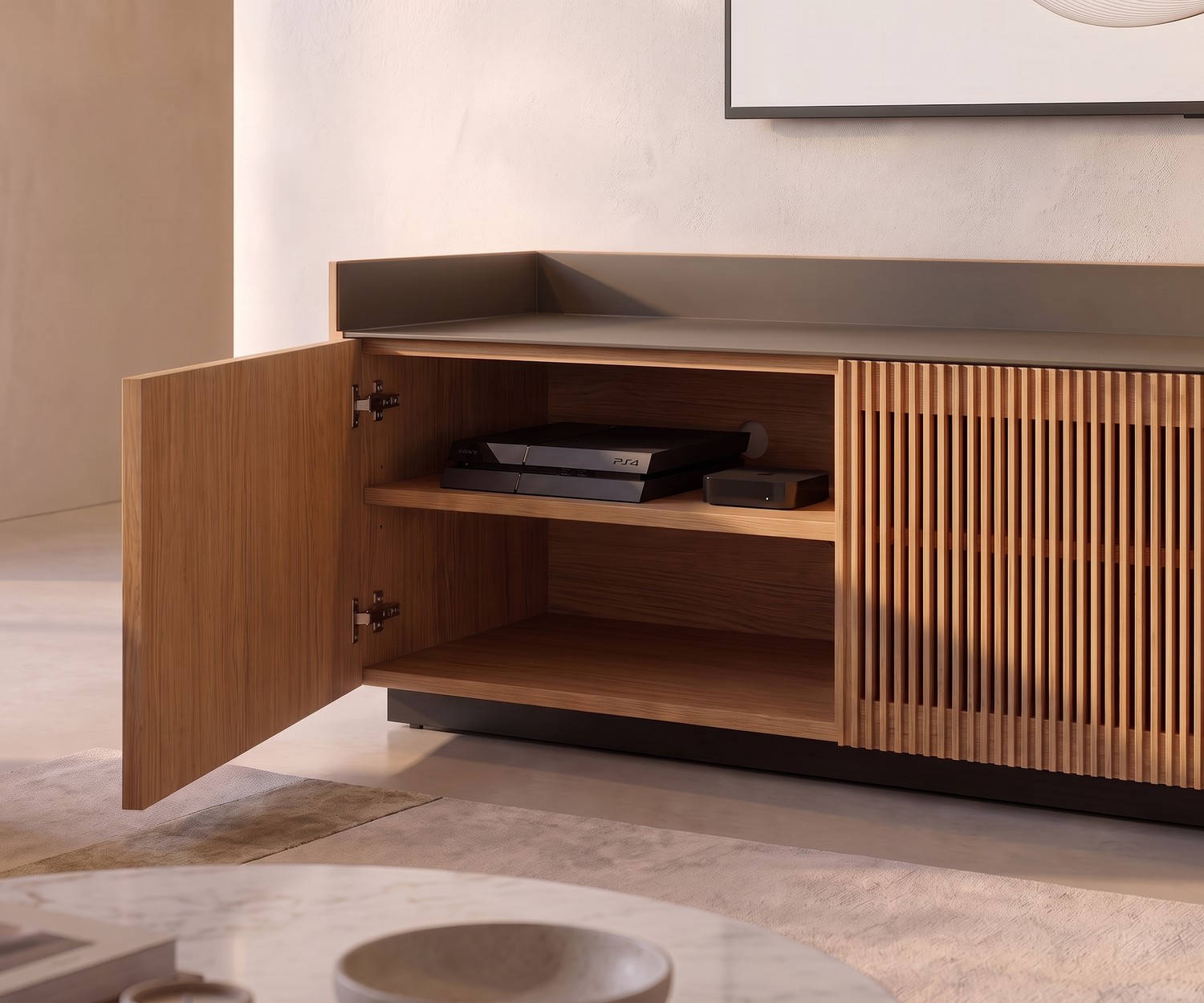 Mobile TV Lowboard Punt Stockholm in legno di rovere con anta aperta e vano per console nel soggiorno moderno.