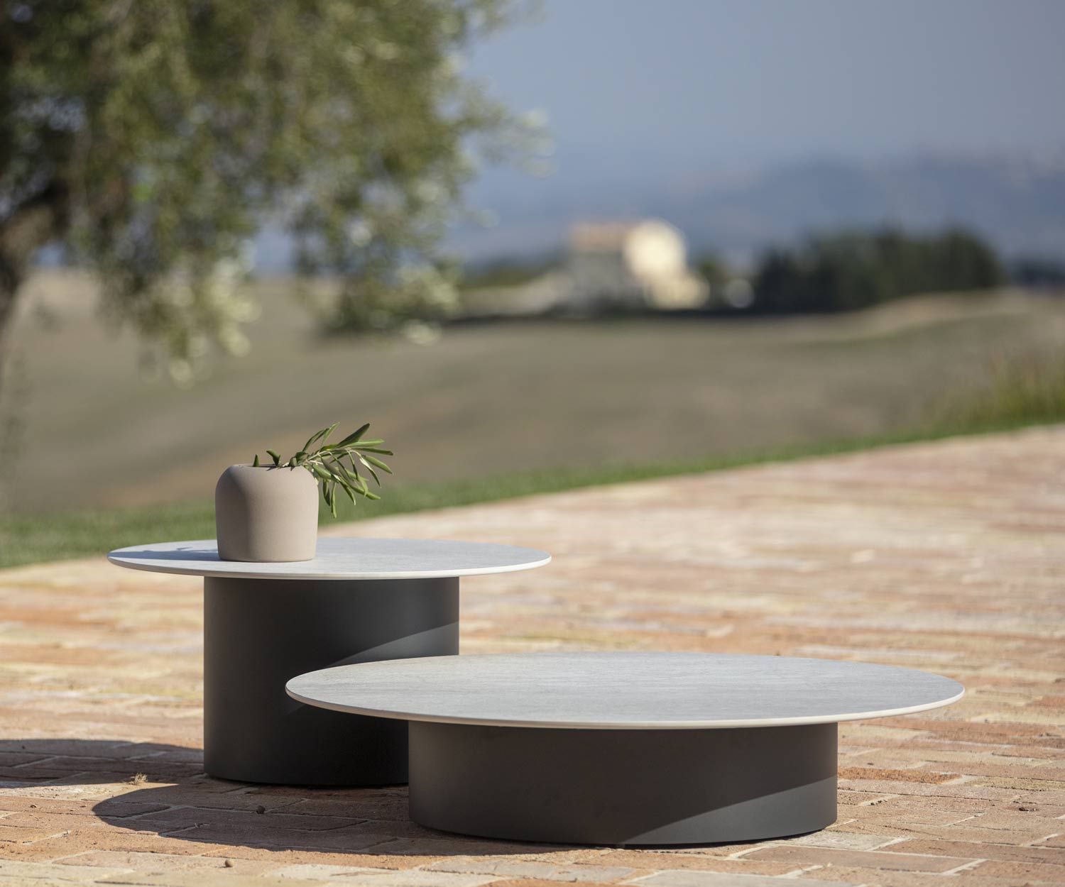 Tavolo rotondo Branta da esterno su terrazza con diametro di 70 e 100 cm