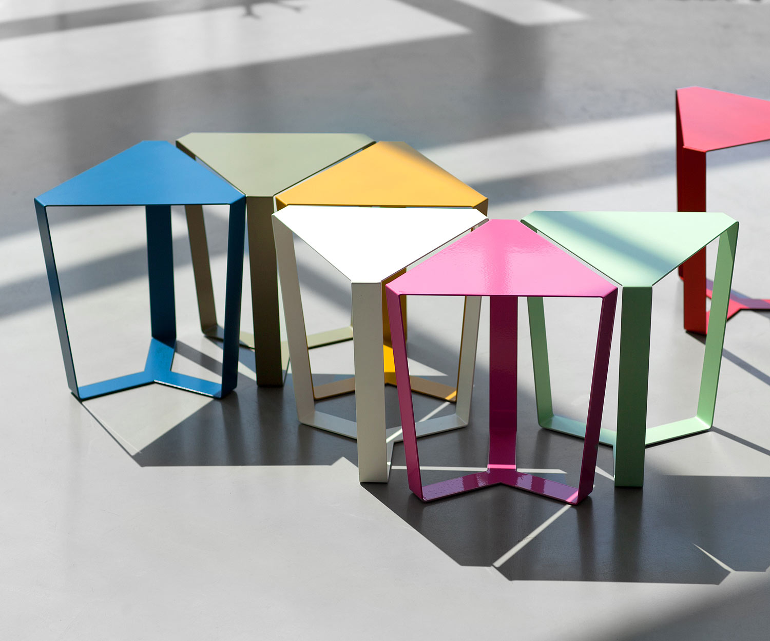 Splendida combinazione di diversi tavolini MEME Design Finity Splendida combinazione di diversi tavolini MEME Design Finity