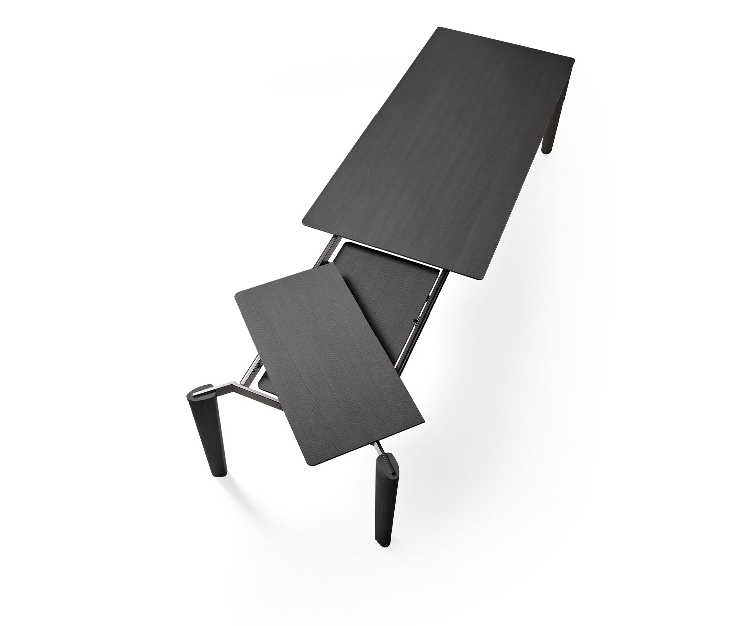 Tavolo da pranzo con struttura allungabile Desco di Livitalia con vista del primo piano del tavolo durante il montaggio Tavolo da pranzo con struttura allungabile Desco di Livitalia con vista del primo piano del tavolo durante il montaggio