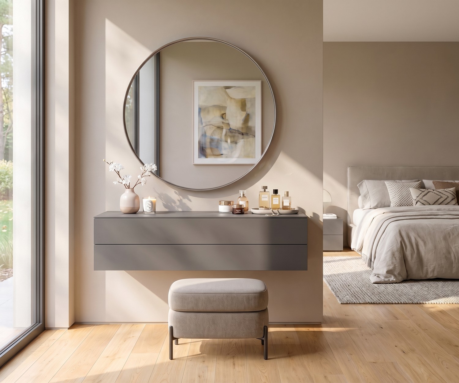 Cassettiera sospesa Novamobili Easy a 2 cassetti Cassettiera sospesa Easy di Novamobili con 2 cassetti in una camera da letto moderna, grigio laccato con specchio e pouf.