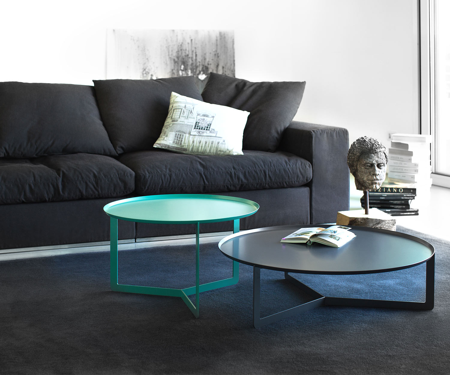 MEME Design Tavolino rotondo nel soggiorno con divano