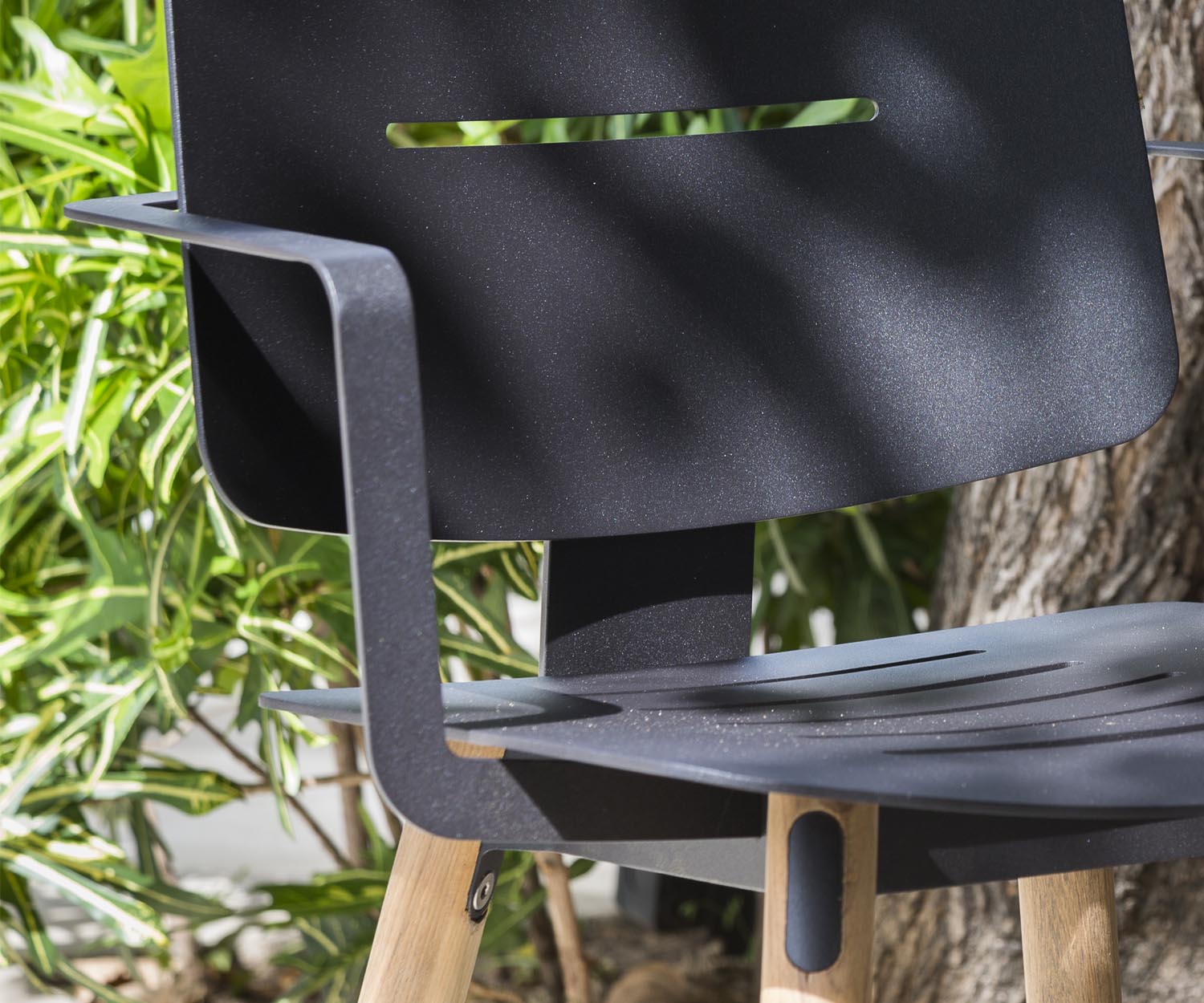 Esclusiva sedia di design Oasiq Coco in alluminio teak con seduta in alluminio