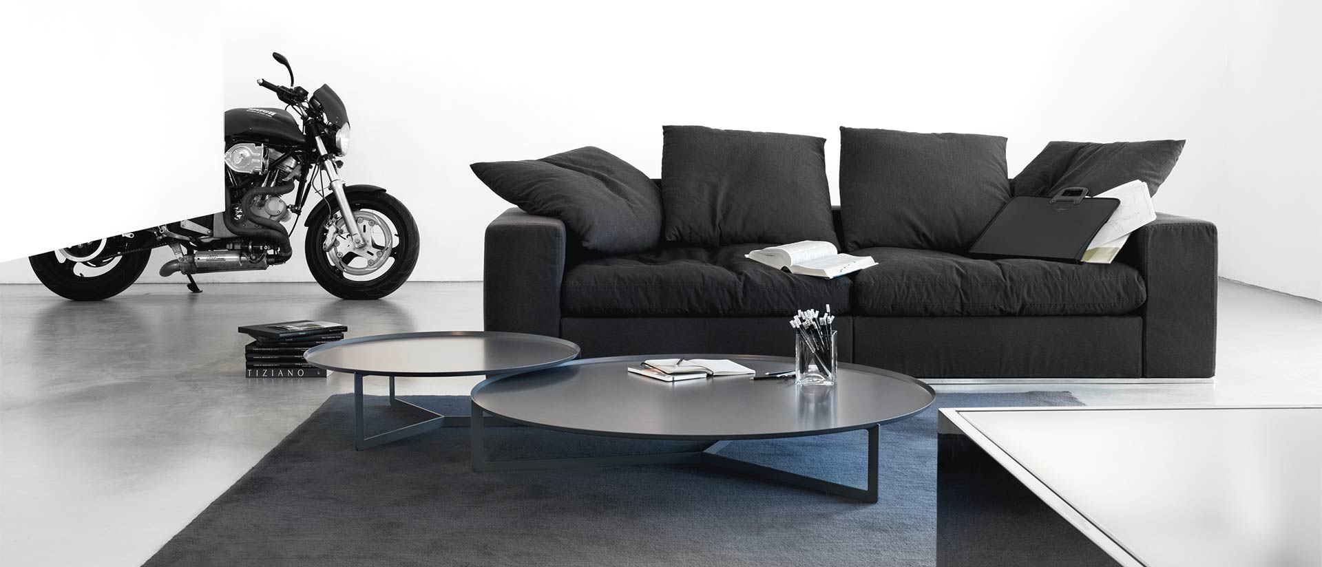 Tavolino in metallo Tavolino in metallo