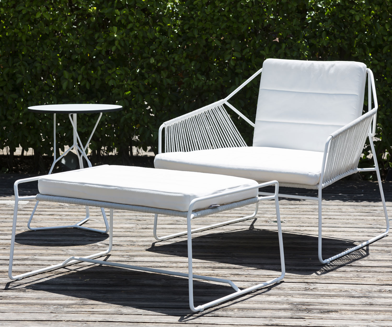 Sgabello di alta qualità Oasiq Sandur con design a corde in acciaio inox, bianco Sgabello di alta qualità Oasiq Sandur con design a corde in acciaio inox, bianco