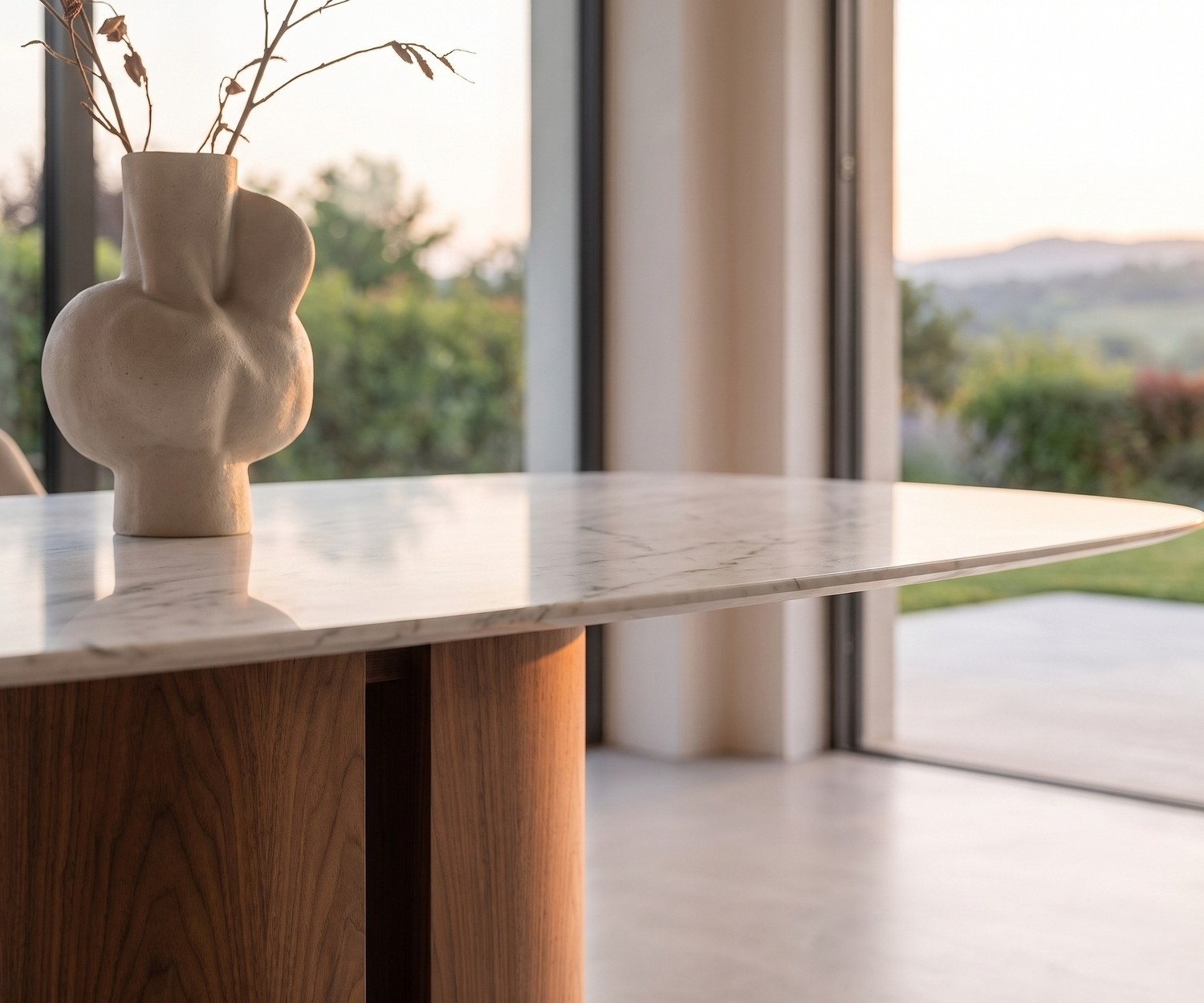 Tavolo da pranzo al2 el-it c 001 effetto marmo Tavolo da pranzo al2 el-it c 001 in sala da pranzo moderna con piano effetto marmo bianco, base in legno e vaso.