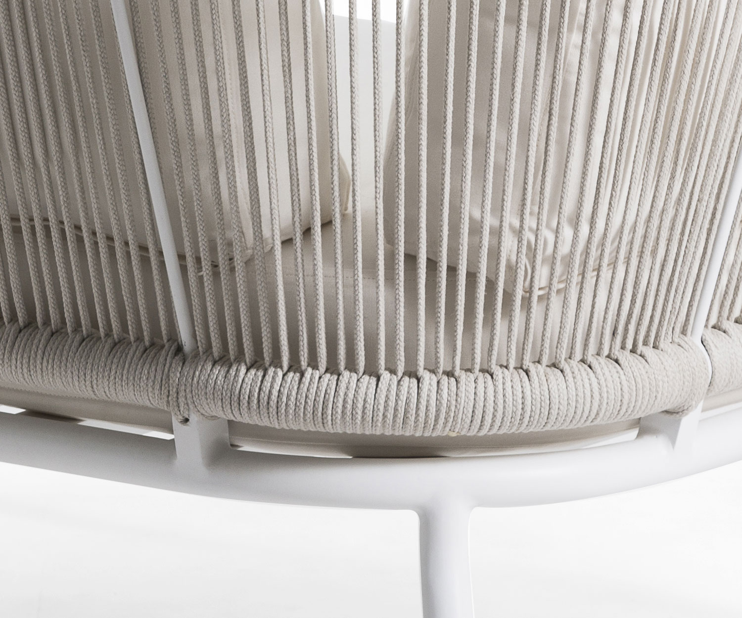 Oasiq Divano di design con panca angolare Yland in dettaglio Struttura in alluminio e rivestimento intrecciato a mano Oasiq Divano di design con panca angolare Yland in dettaglio Struttura in alluminio e rivestimento intrecciato a mano