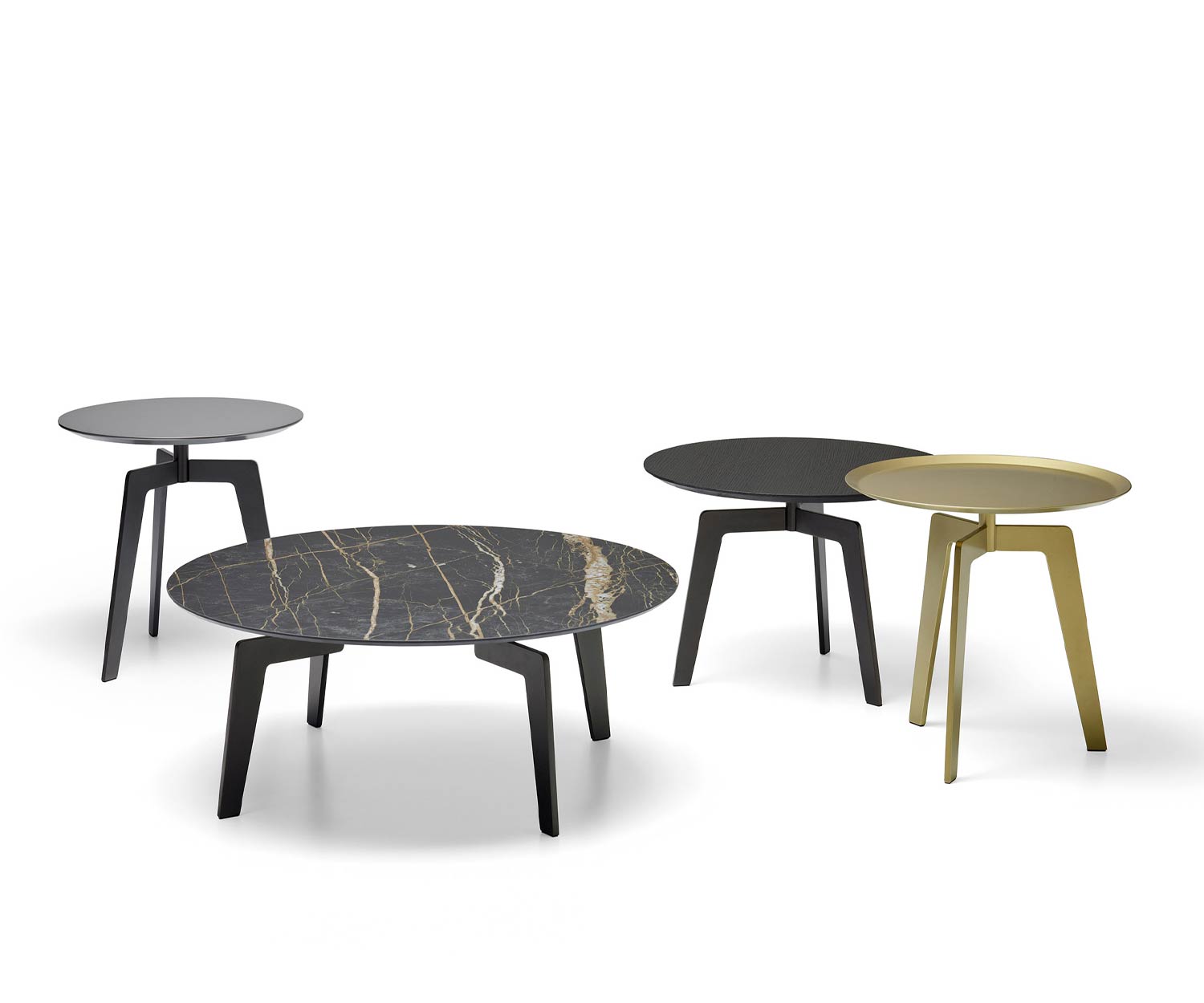 Ensemble di tavolini Lotus laccati e con 3 o 4 gambe Ensemble di tavolini Lotus laccati e con 3 o 4 gambe