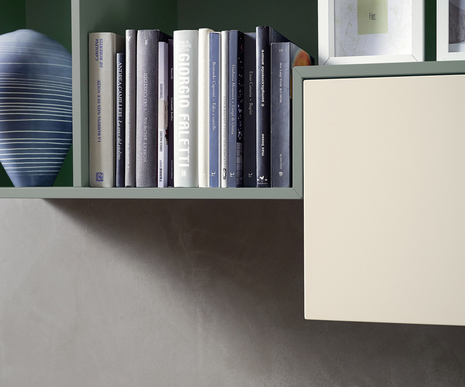 Parete attrezzata di alta qualità con design Tetris in dettaglio e scomparti per libri Parete attrezzata di alta qualità con design Tetris in dettaglio e scomparti per libri