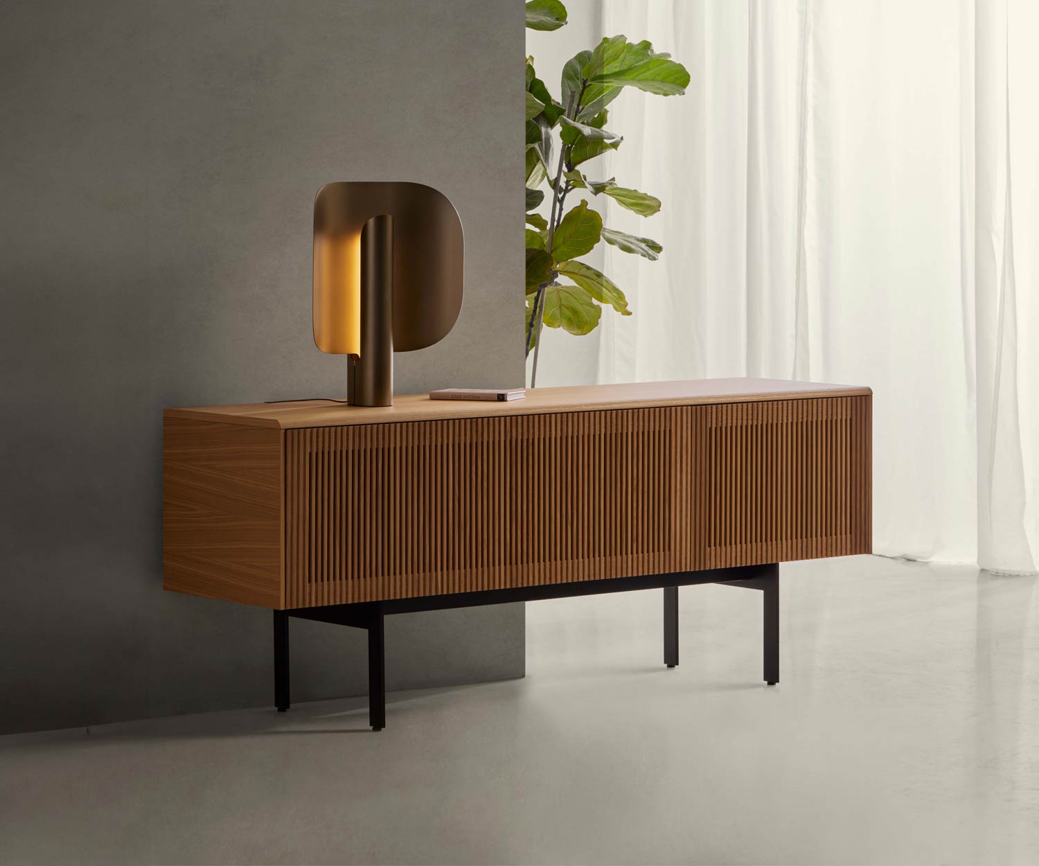 Punt Malmö Design Tavola bassa di design con TV rifinita con impiallacciatura in noce Punt Malmö Design Tavola bassa di design con TV rifinita con impiallacciatura in noce