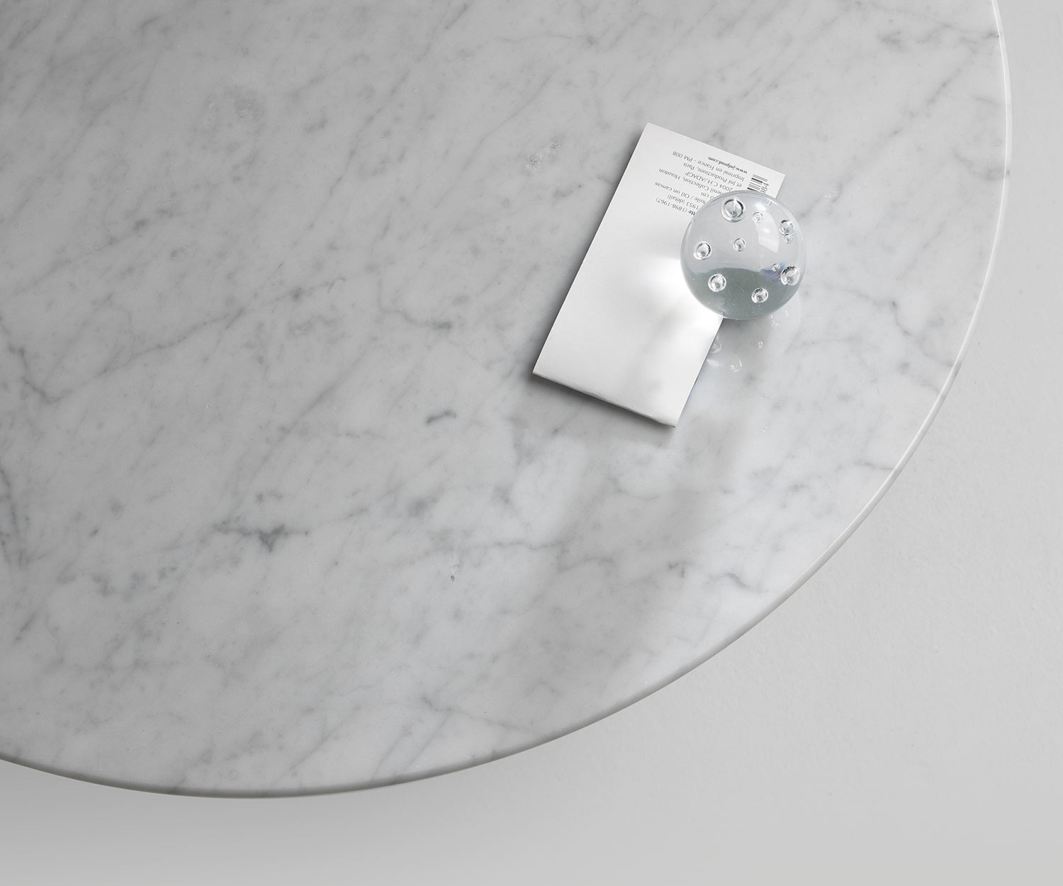 Tavolino in marmo di Carrara Break rotondo in dettaglio Piano del tavolo