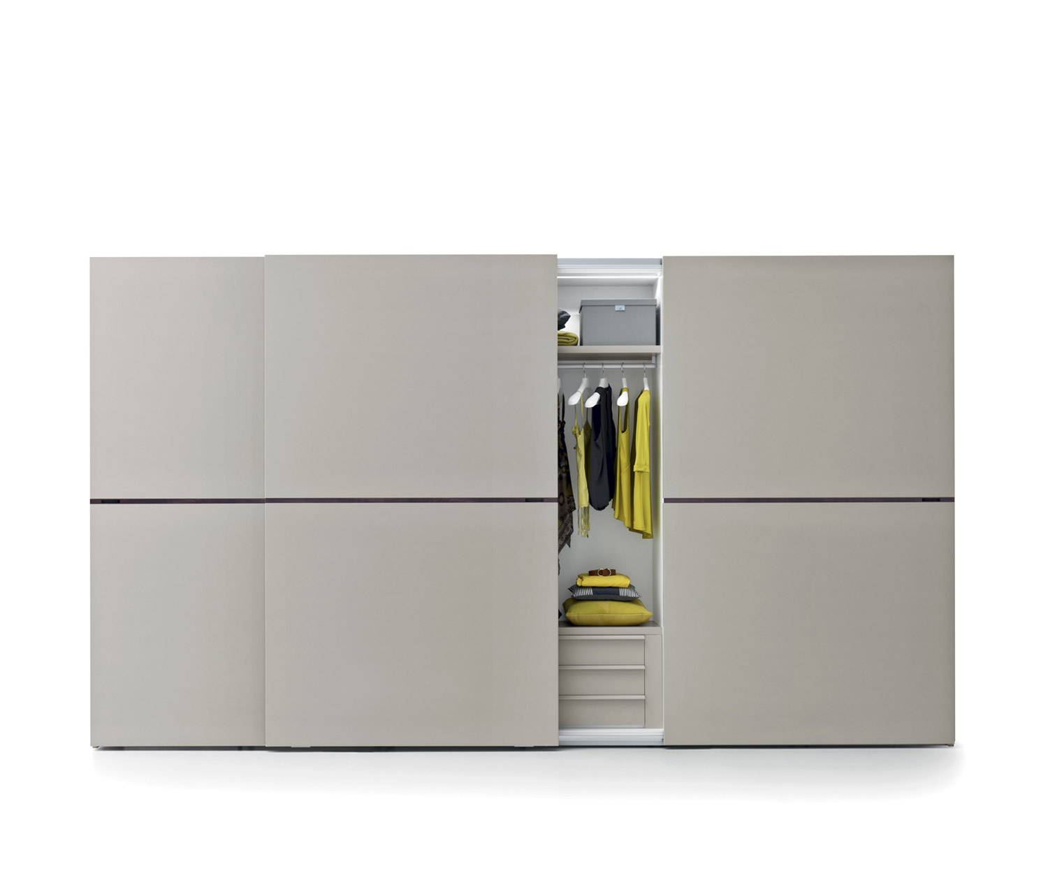 Armadio Middle da Novamobili Ante scorrevoli centro anta aperta Armadio Middle da Novamobili Ante scorrevoli centro anta aperta