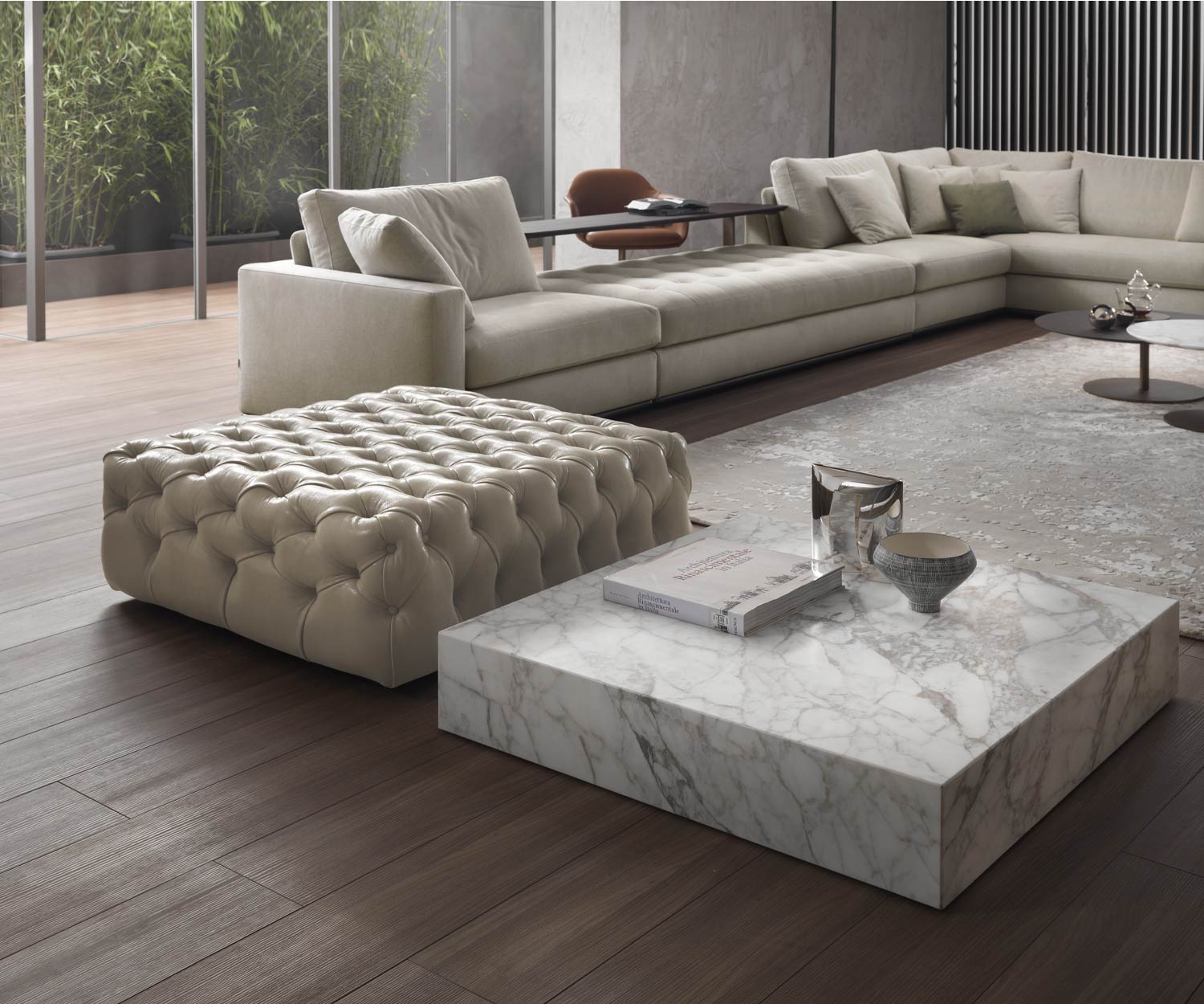 Sgabello quadrato Matisse di Marelli in bianco con tavolino davanti al divano a L Sgabello quadrato Matisse di Marelli in bianco con tavolino davanti al divano a L