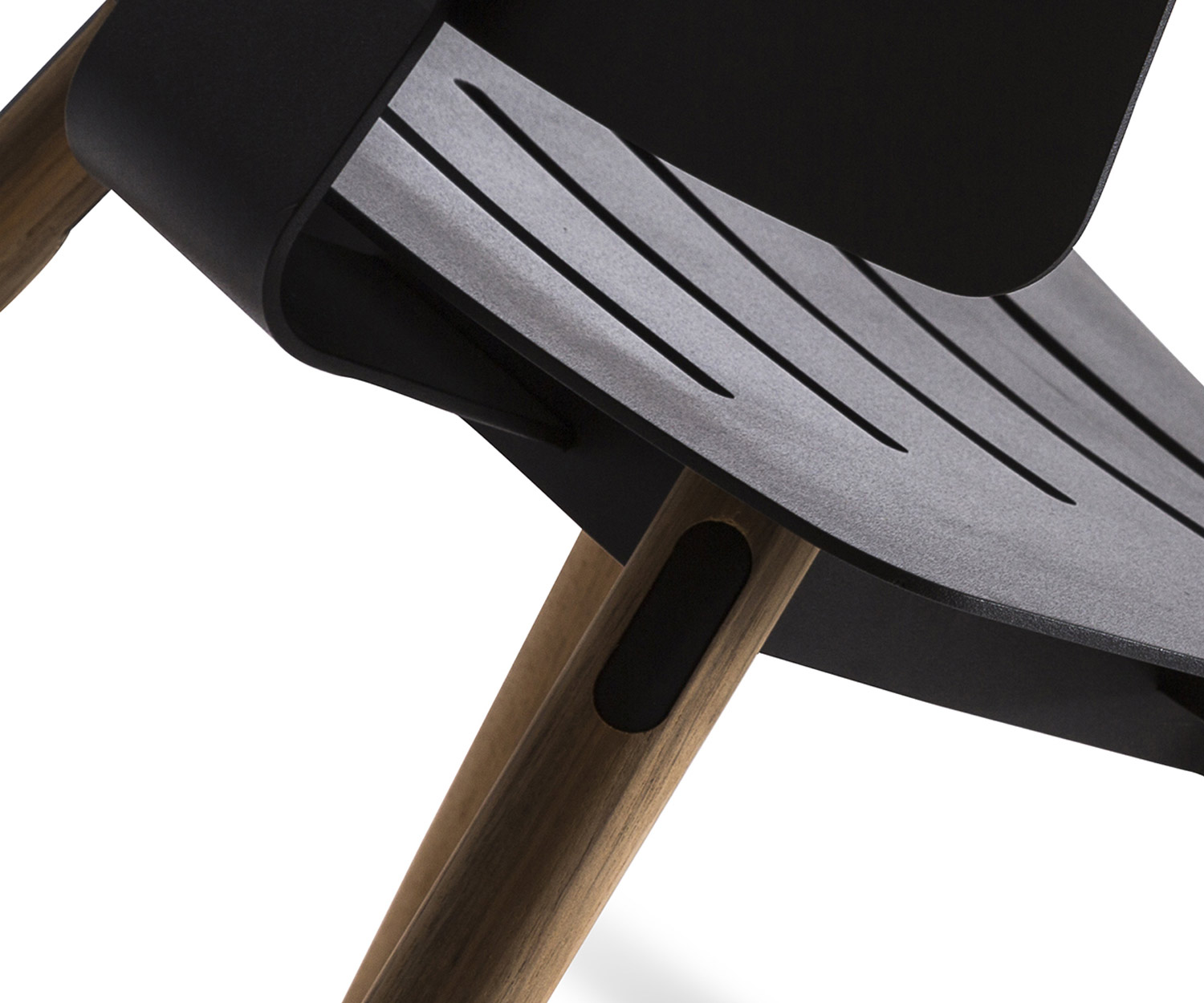 Sedia dal design moderno con gambe in teak e seduta in alluminio