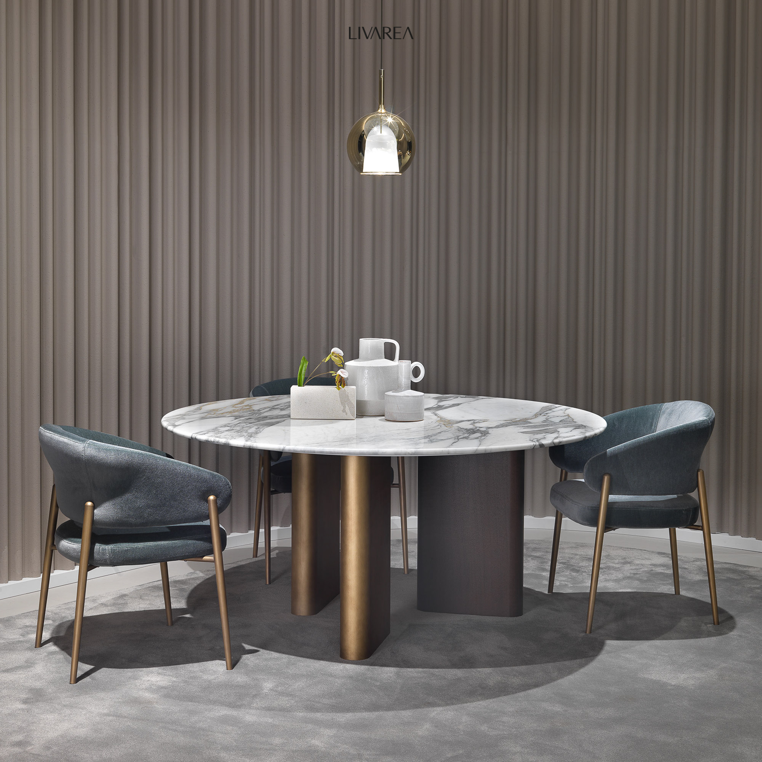 Elegante sala da pranzo di design con tavolo da pranzo in marmo con sedie da tavolo di alta qualità con braccioli confortevoli con rivestimento in velluto Elegante sala da pranzo di design con tavolo da pranzo in marmo con sedie da tavolo di alta qualità con braccioli confortevoli con rivestimento in velluto