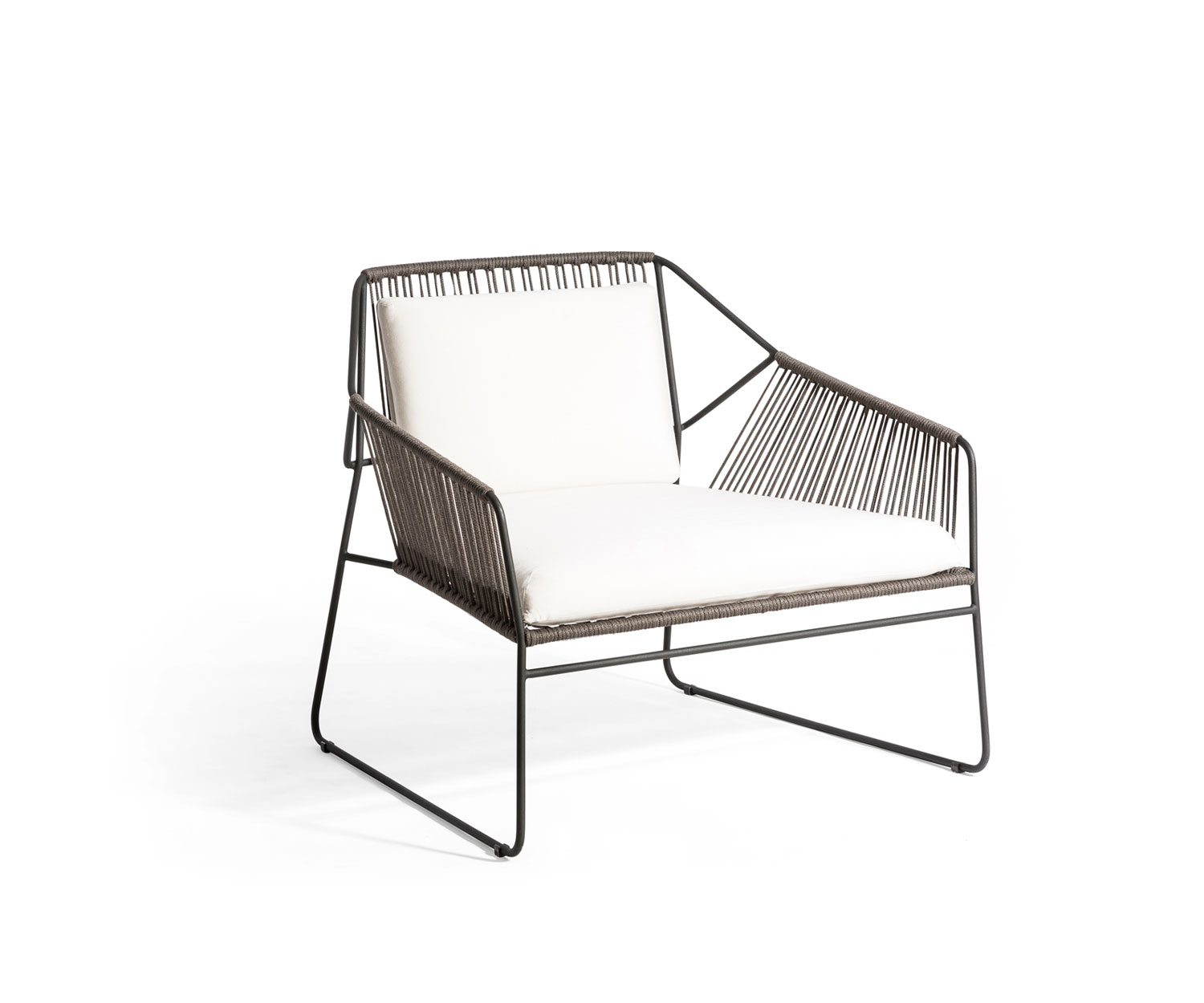 Oasiq Poltrona di design Sandur Schnur con struttura grigio scuro e cuscino di seduta bianco