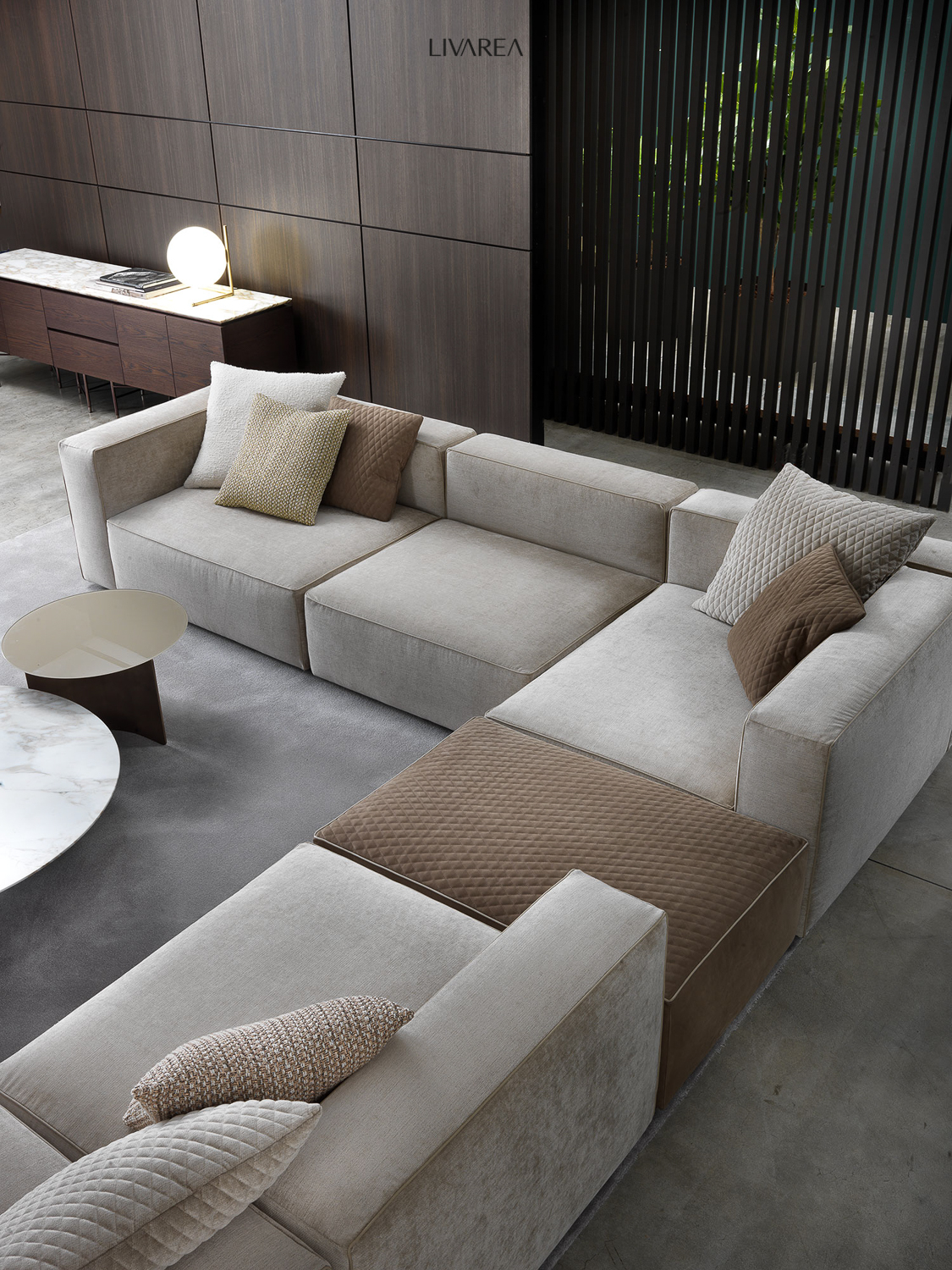 Confortevole divano angolare di grandi dimensioni con credenza e tavolino di design Confortevole divano angolare di grandi dimensioni con credenza e tavolino di design