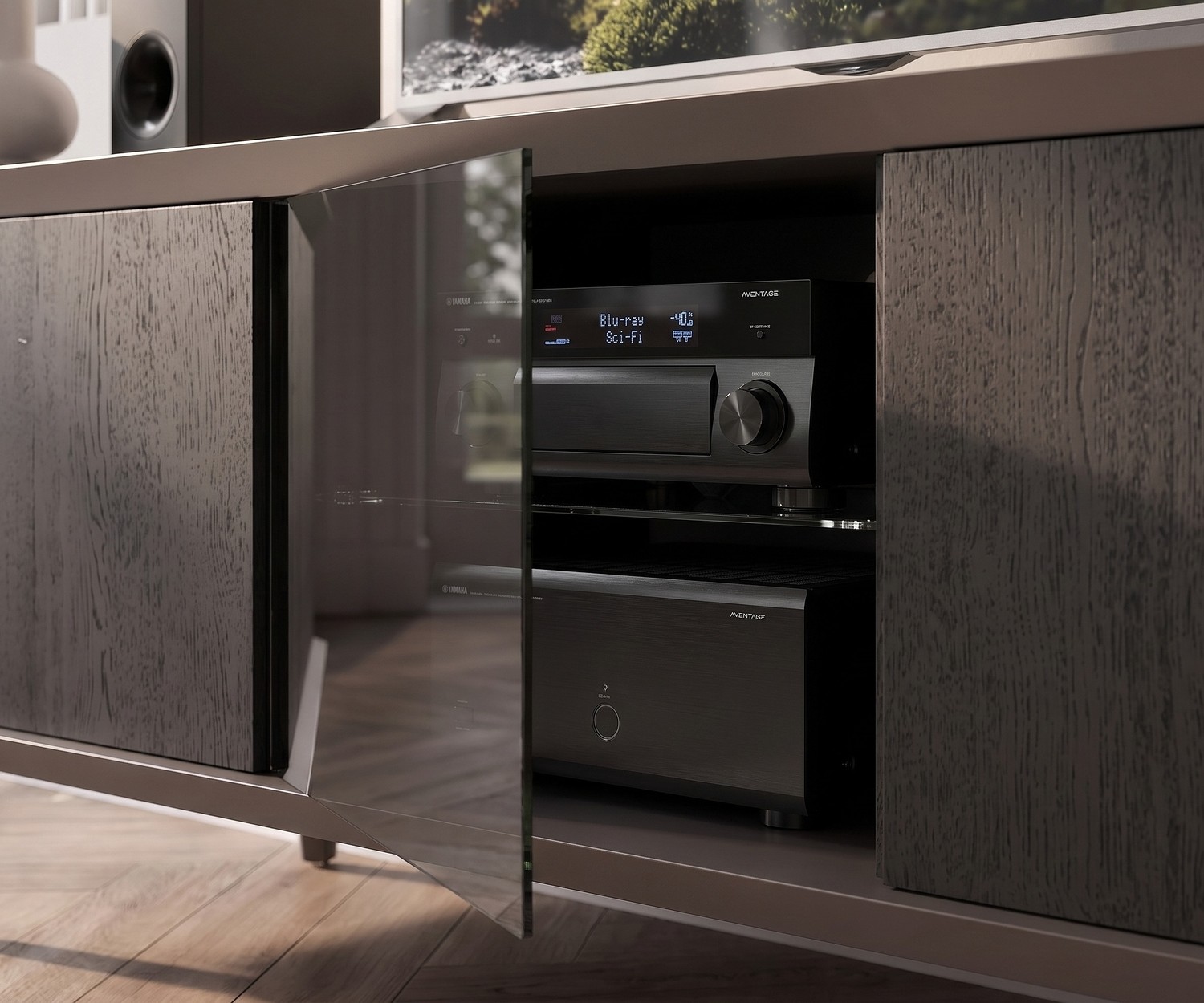 Mobile TV lowboard Ozzio Brera per il soggiorno. Elegante mobile porta TV in noce con anta in vetro fumè dal design moderno.