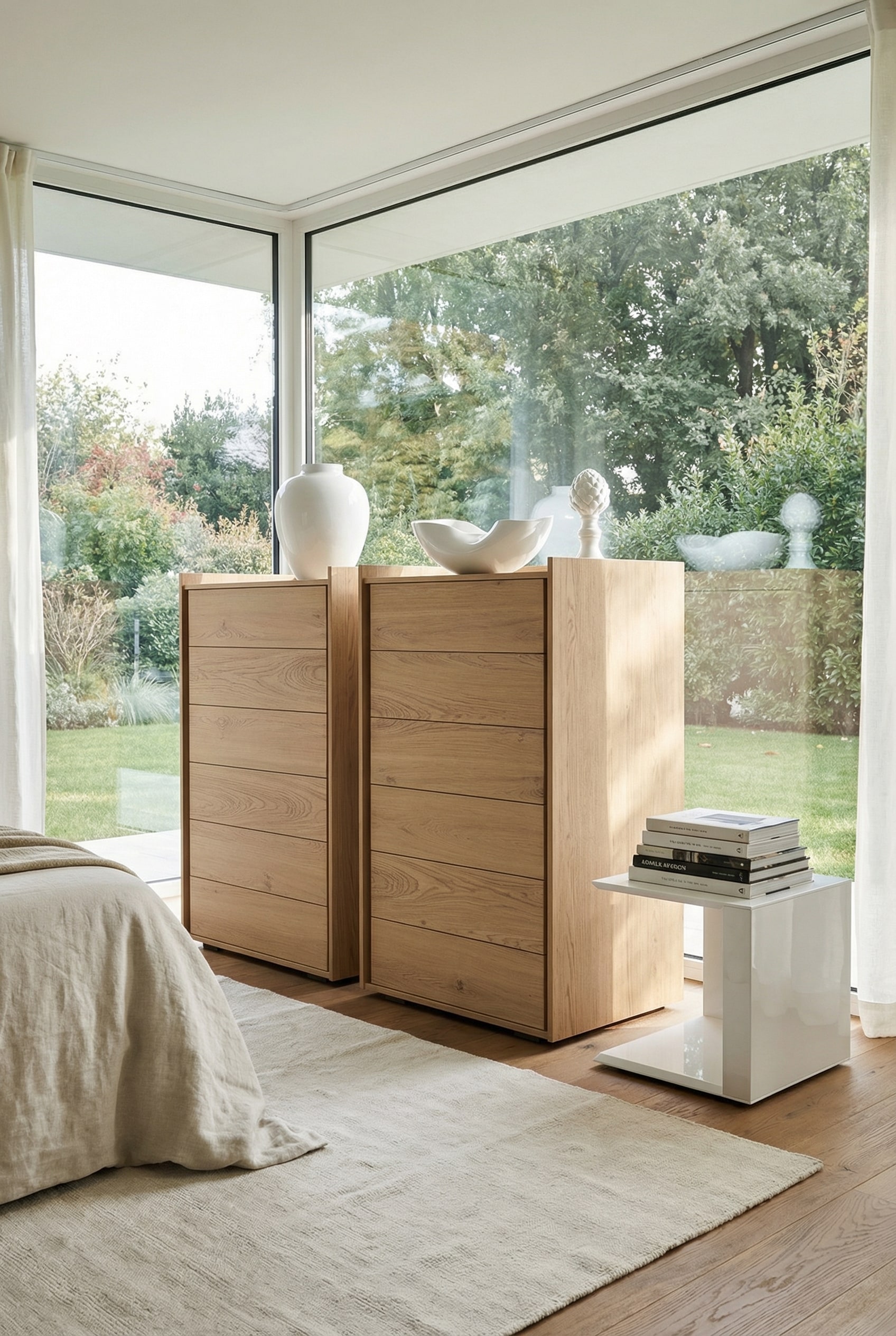Cassettiera alta con mix di materiali tra superfici in legno lucide e opache in una stanza accogliente. Cassettiera alta con mix di materiali tra superfici in legno lucide e opache in una stanza accogliente.