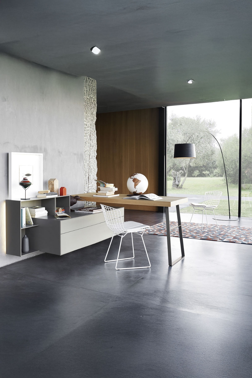 postazione-di-lavoro-a-forma-di-L-con-moderna-cassettiera-a-parete-e-scrivania-minimalista