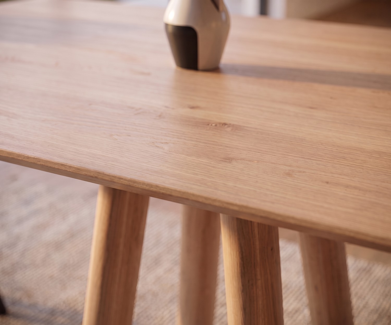 Tavolo da pranzo di design in legno mos-i-ko 001 a Tavolo da pranzo mos-i-ko 001 a in legno massello per una sala da pranzo minimalista con sedie moderne e tappeto.