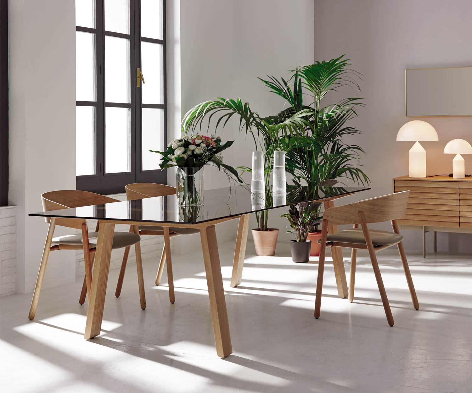 Sedia da pranzo di design in legno massiccio di noce Sedia da pranzo di design in legno massiccio di noce