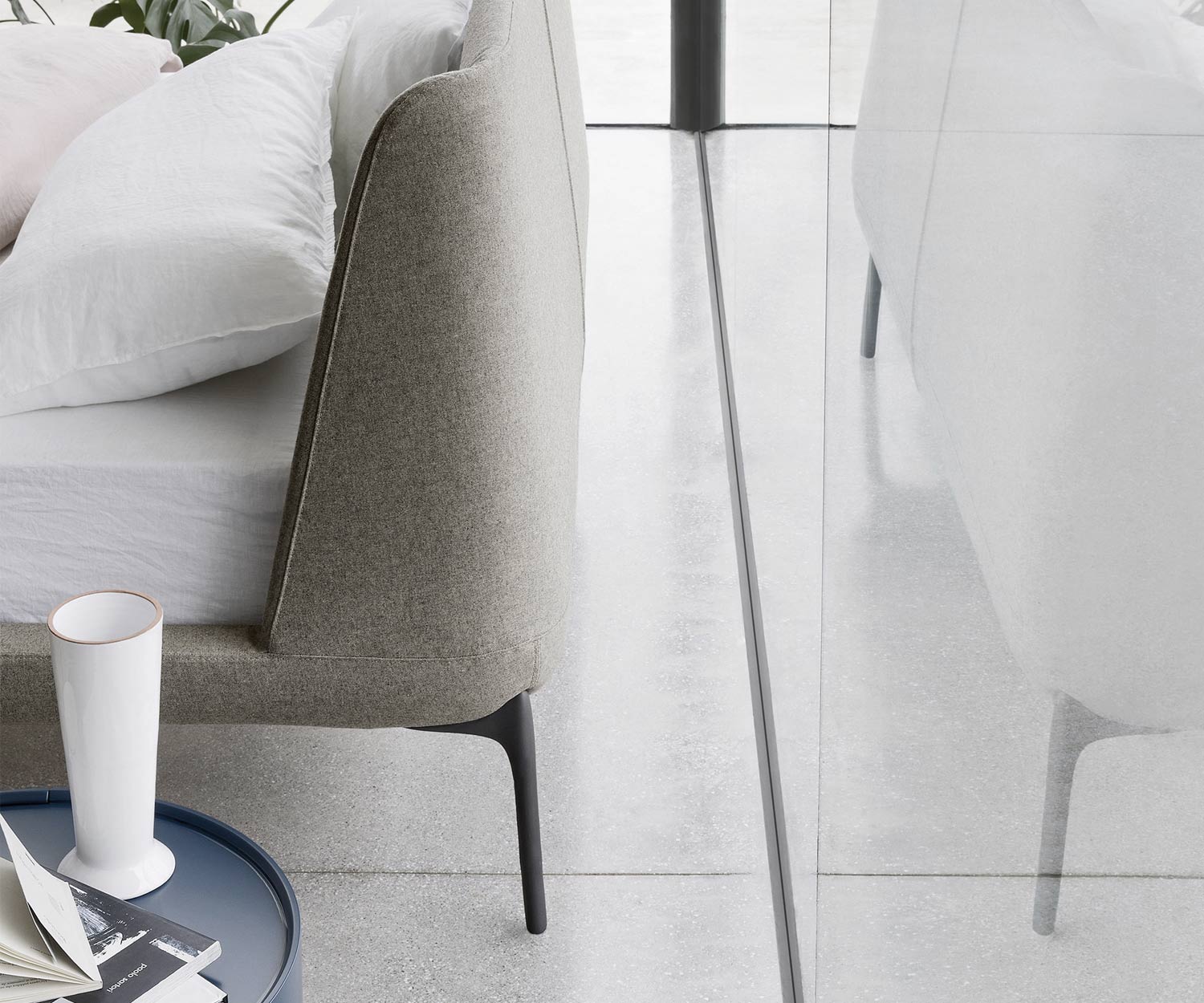 Vista posteriore del letto Velvet con scorcio della testata e delle gambe in metallo brunito Vista posteriore del letto Velvet con scorcio della testata e delle gambe in metallo brunito