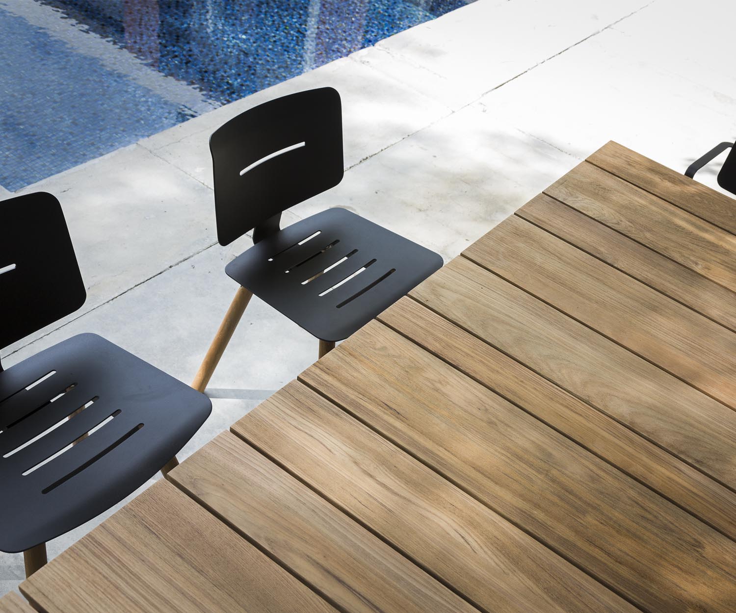 Esclusiva Oasiq Sedia di design Coco in teak con quattro gambe in grigio scuro antracite Esclusiva Oasiq Sedia di design Coco in teak con quattro gambe in grigio scuro antracite