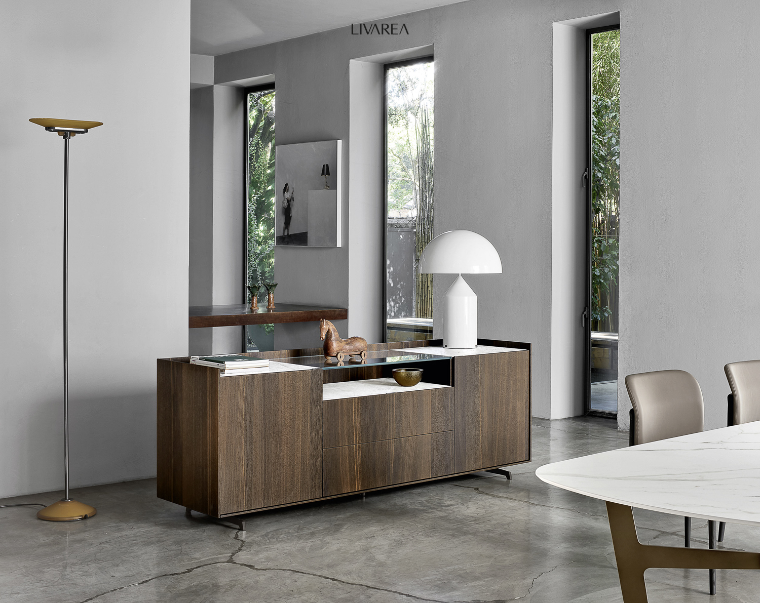 Credenza moderna in rovere marrone con piano bianco e vano a giorno sotto vetro Credenza moderna in rovere marrone con piano bianco e vano a giorno sotto vetro