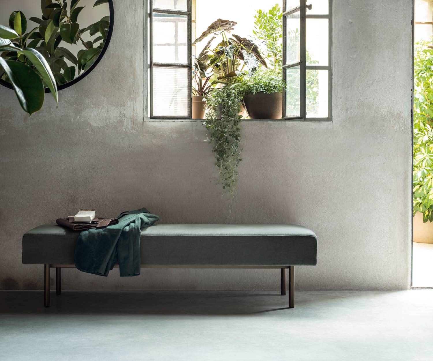 Esclusiva panca di design Church con rivestimento in tessuto verde Esclusiva panca di design Church con rivestimento in tessuto verde