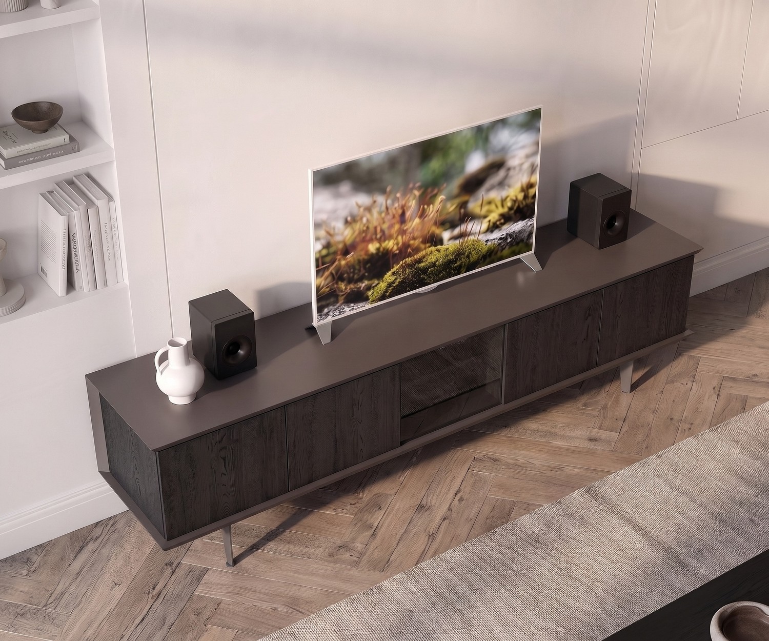 Mobile TV lowboard Ozzio Brera per il soggiorno. Elegante madia porta TV in legno scuro con anta in vetro fumè.