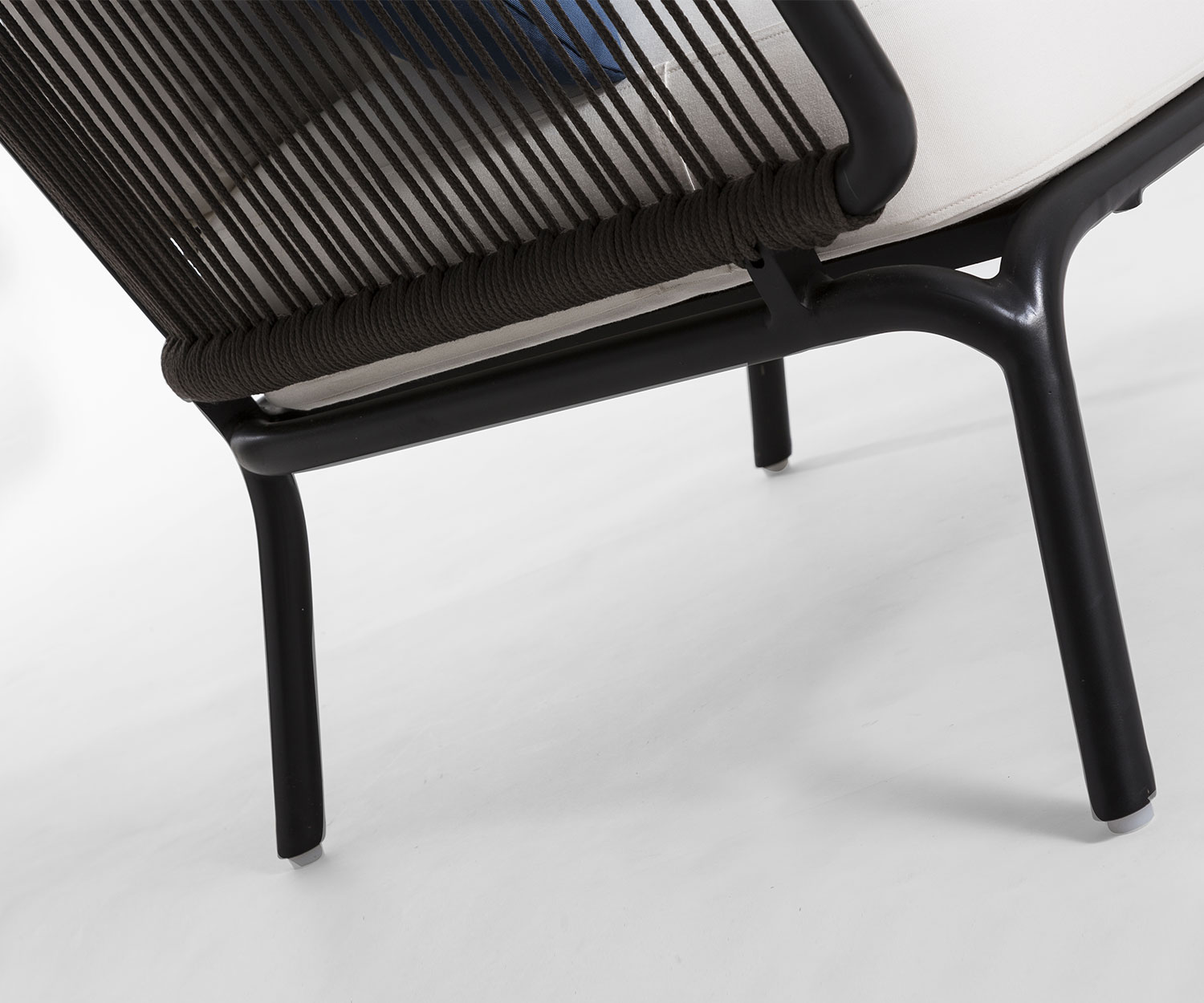 Divano di design a 2 posti con chaise longue di alta qualità Oasiq Yland con gambe e rivestimenti dettagliati