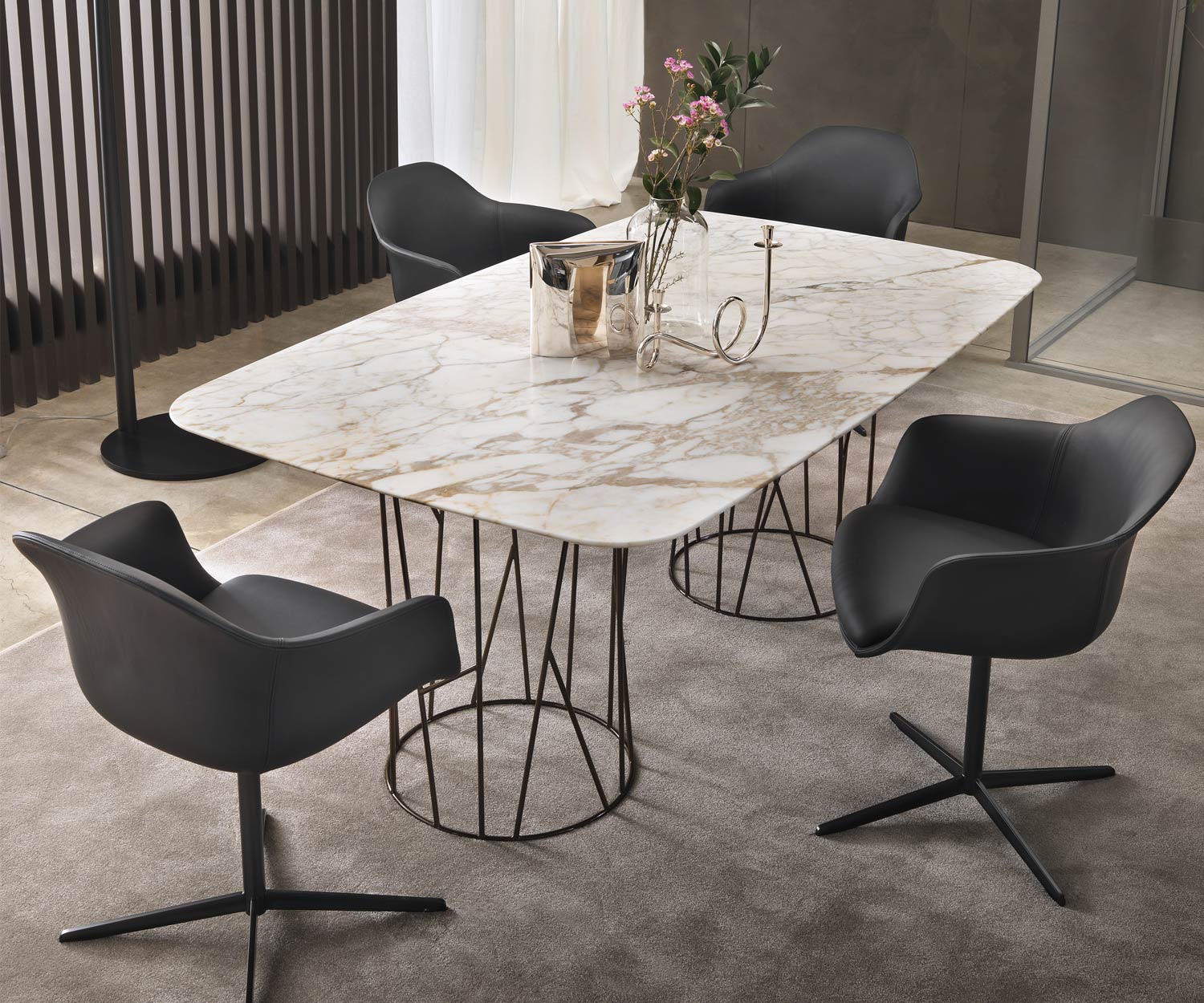 Tavolo da pranzo di design Piano del tavolo in marmo Calacatta disposto in gruppo con sedie