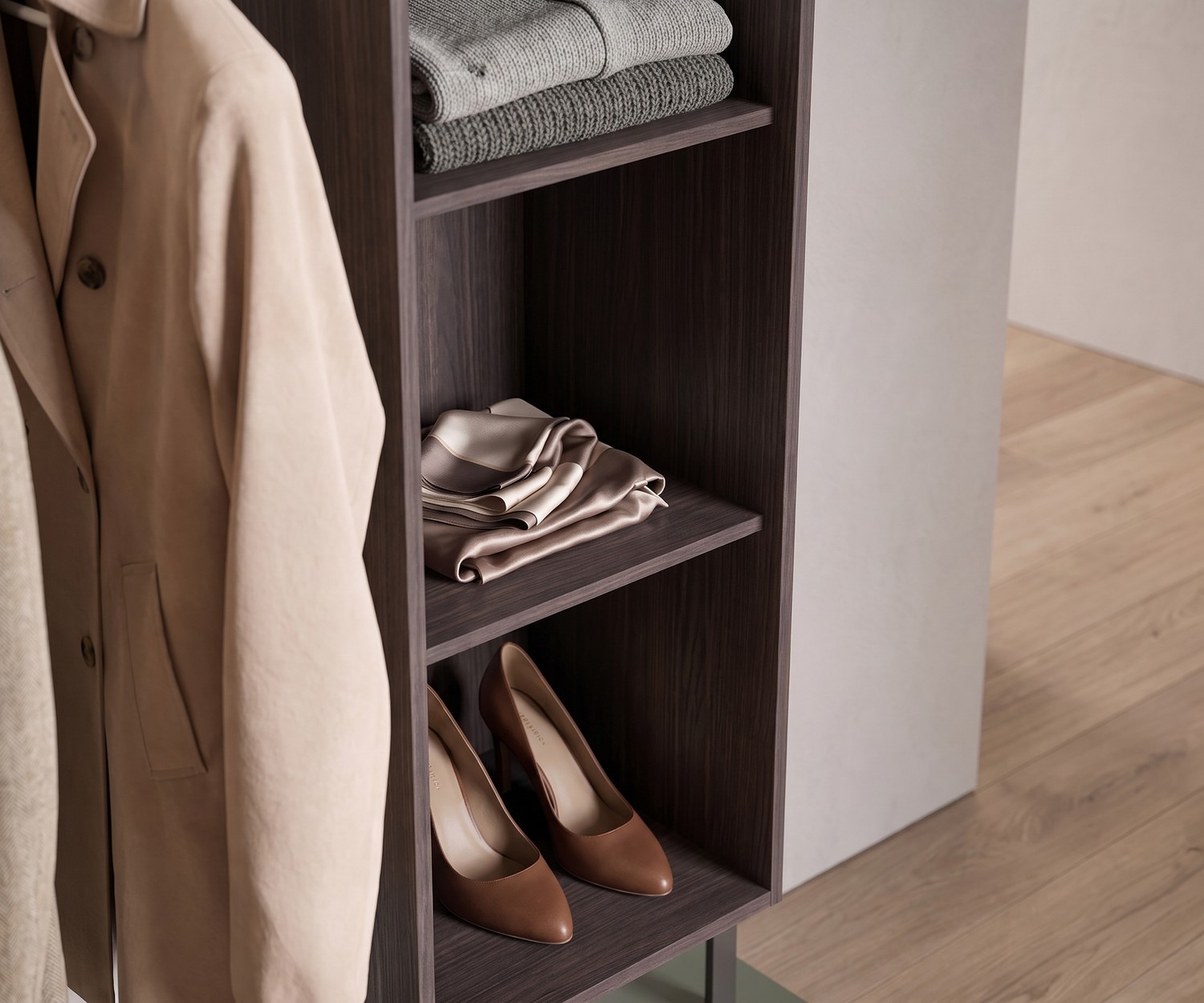 Guardaroba Novamobili Easy 4 con scaffale aperto per vestiti e scarpe, finitura in legno scuro eucalipto nell'ingresso.