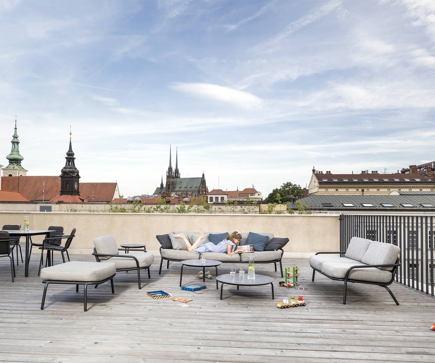 Todus Collezione Starling con sgabello, divano da giardino a 2 posti, poltrona lounge e 3 posti su una terrazza sul tetto